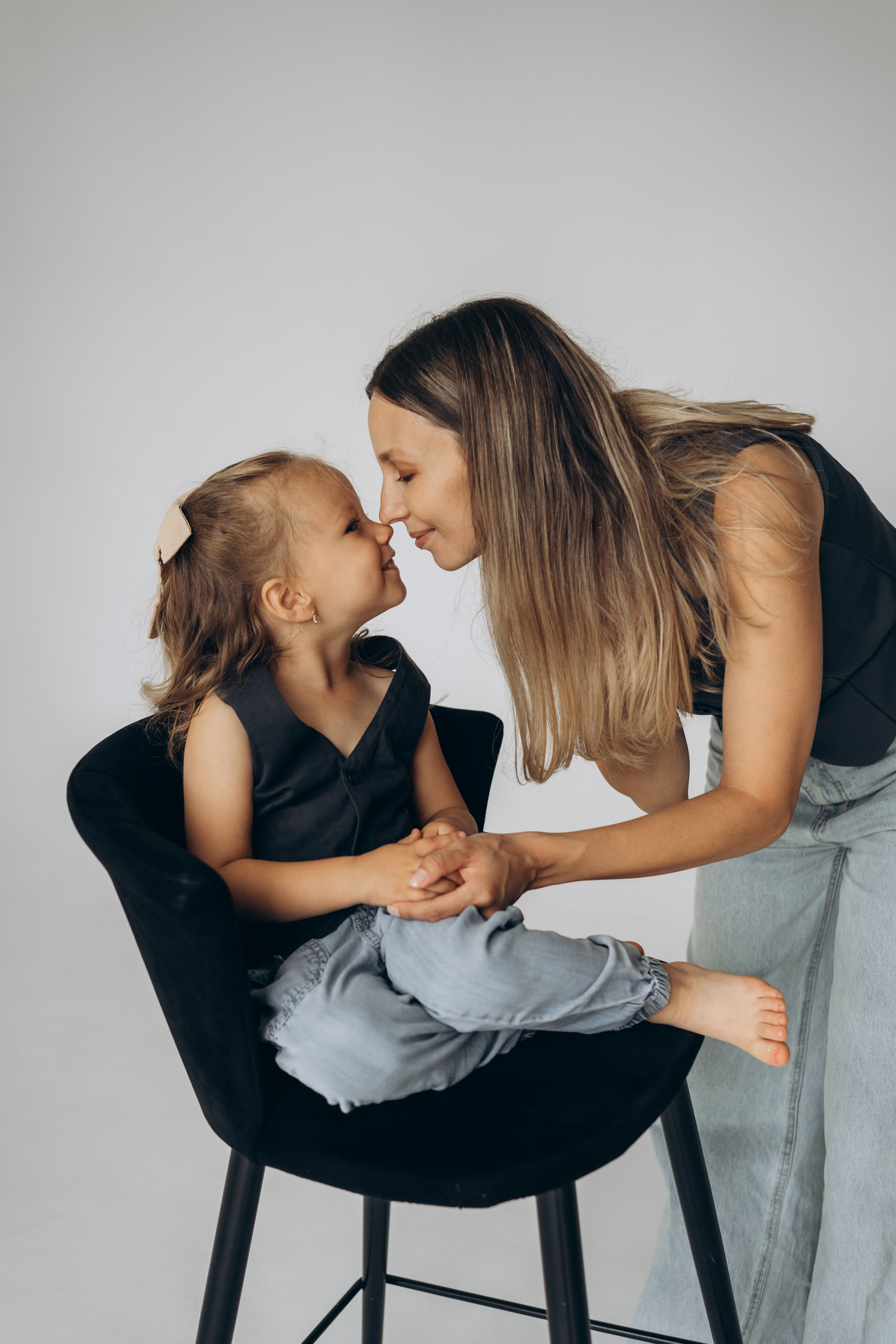 Фотосессия мама с дочкой на циклораме