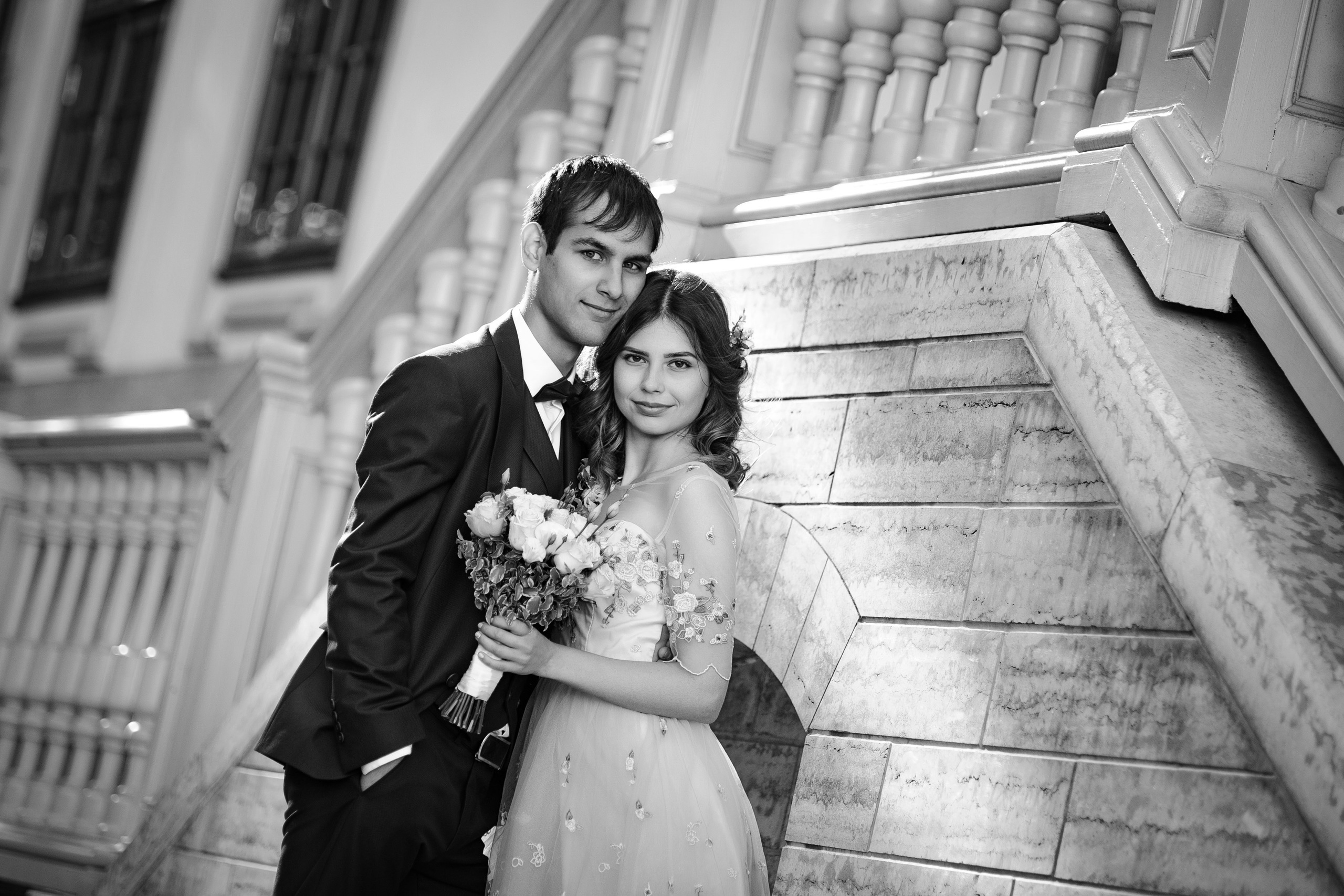 Свадебная фотосессия в центре Санкт-Петербурга в летнем саду.