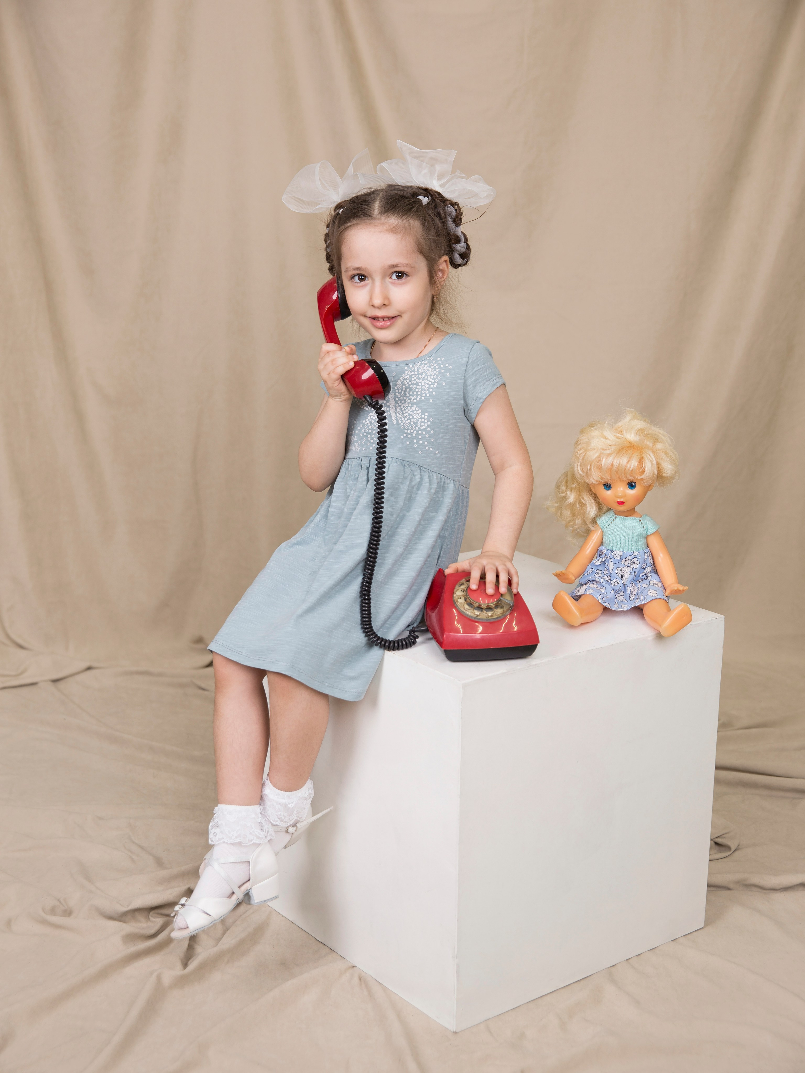 Общее фото в детском саду с выездным реквизитом в Тюмени. Выпускные альбомы в Тюмени для школ, садов, вузов спортивных секций