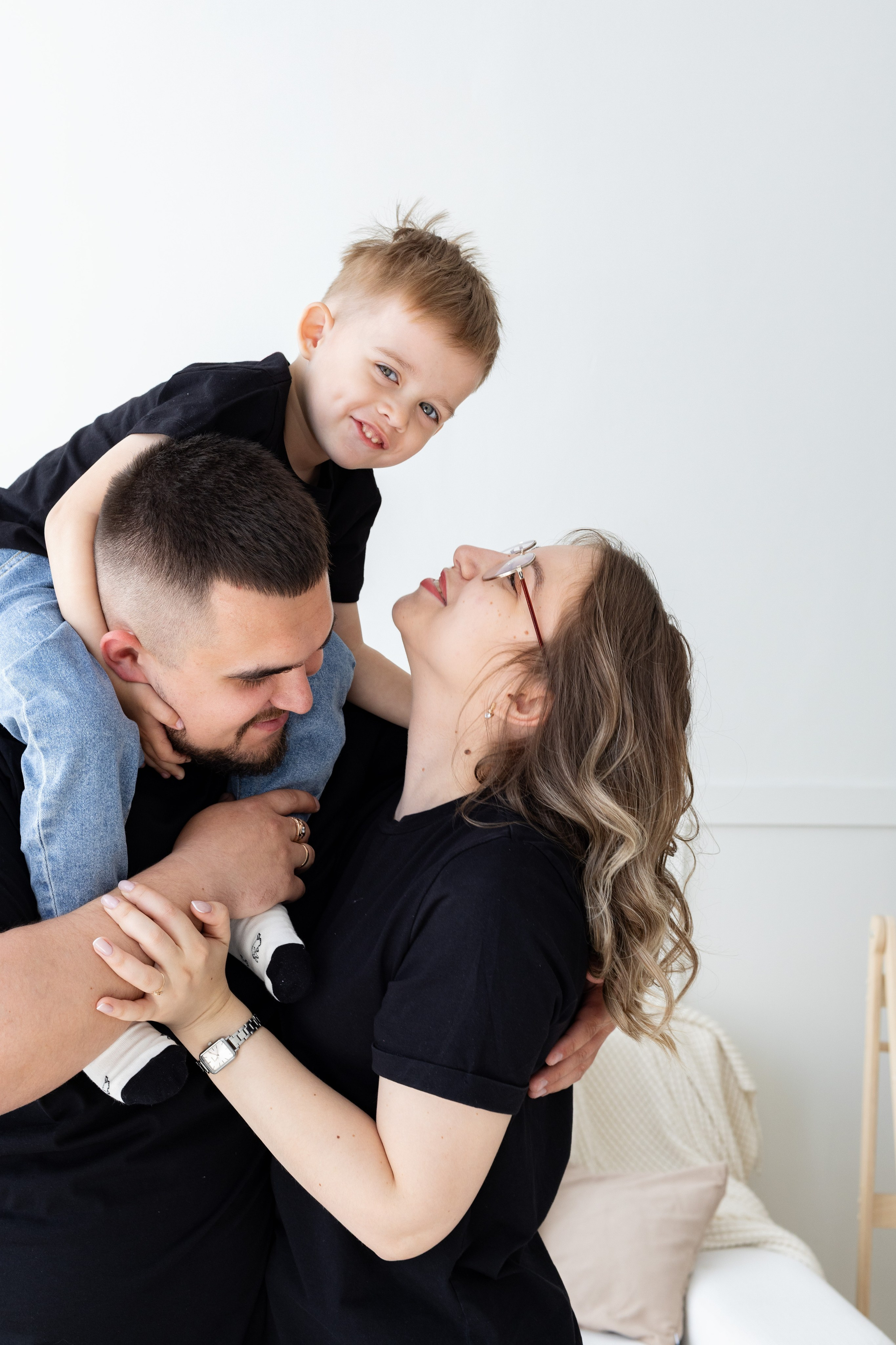 Семейная фотосессия в студии (Михаил, Крестина и Макар). Женский фотограф в Орске Новотроицке Динара Долганова