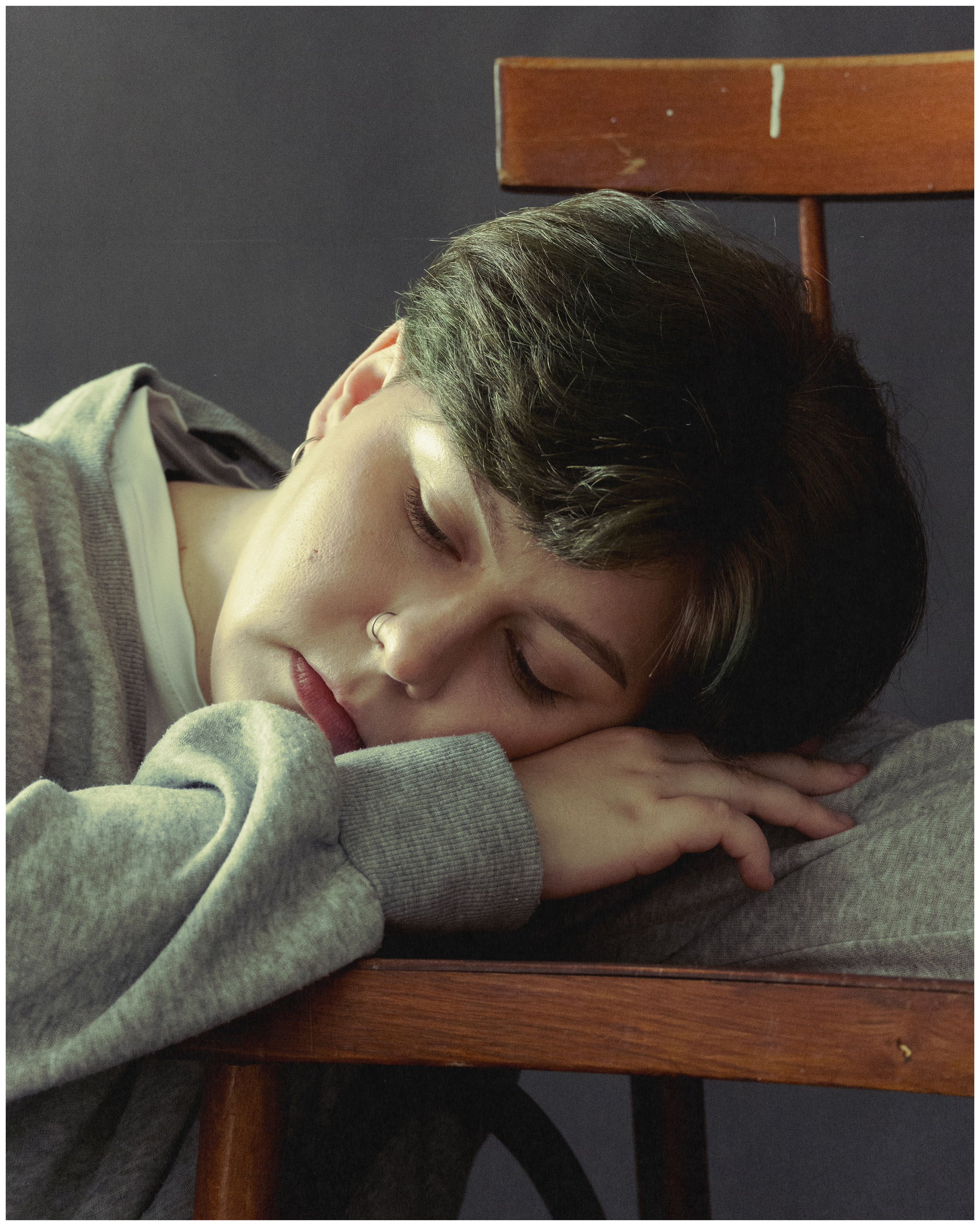 Женская съемка в студии на нейтральном фоне