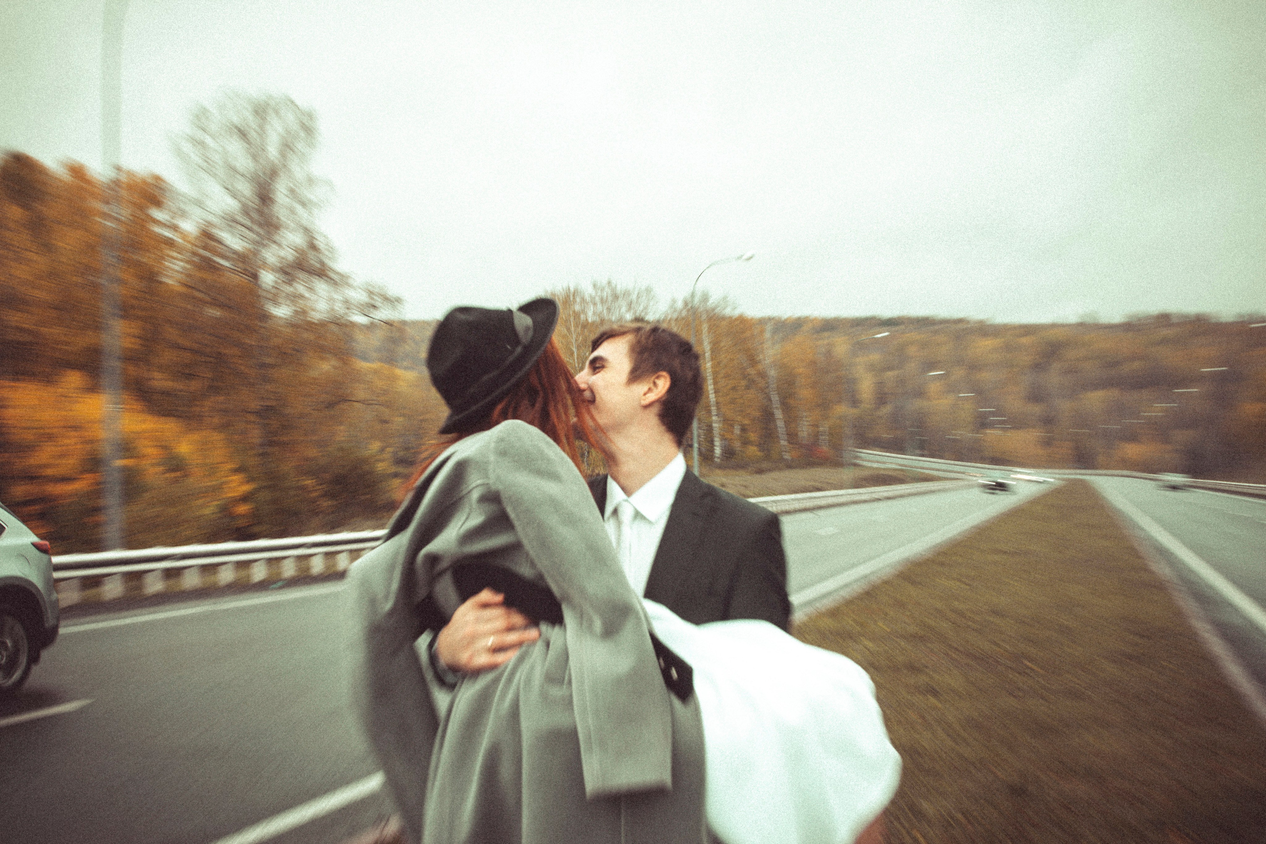 Жених держит на руках невесту на дороге мимо пролетают машину Кемерово Кузбасс