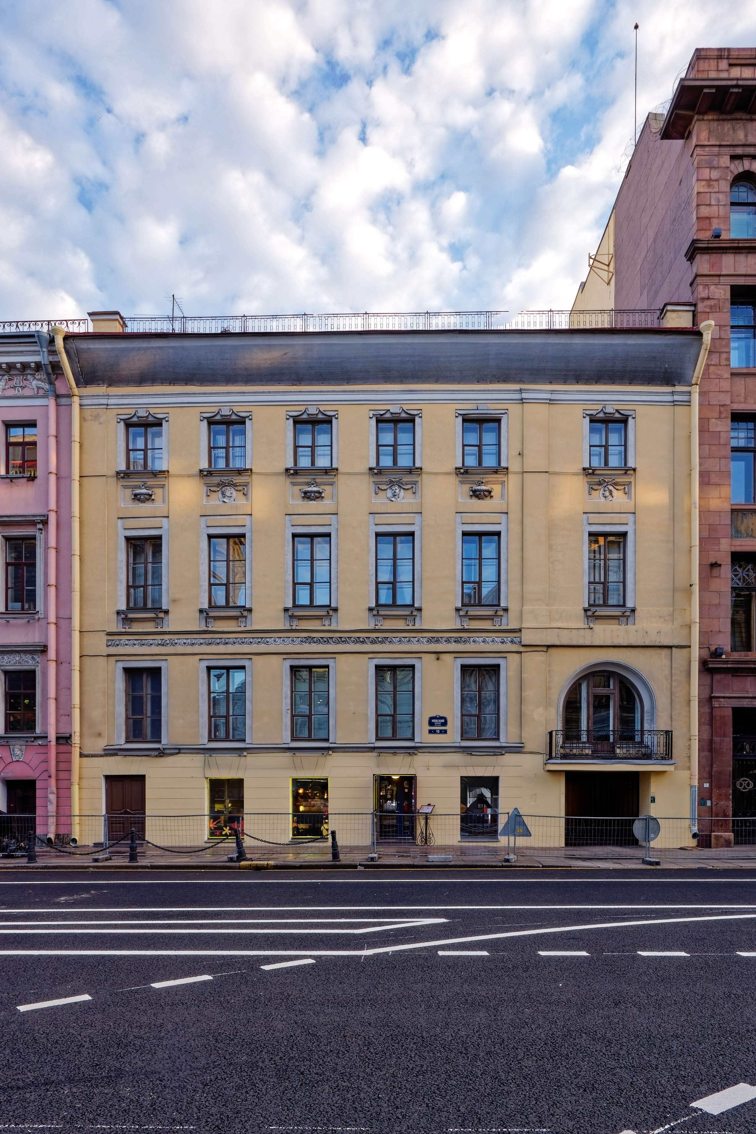 Санкт-Петербург, Невский проспект, дом 10.  Дом Веймара, 1760 год. Архитектор Андрей Васильевич Квасов. ОКНРЗ 781610424200005