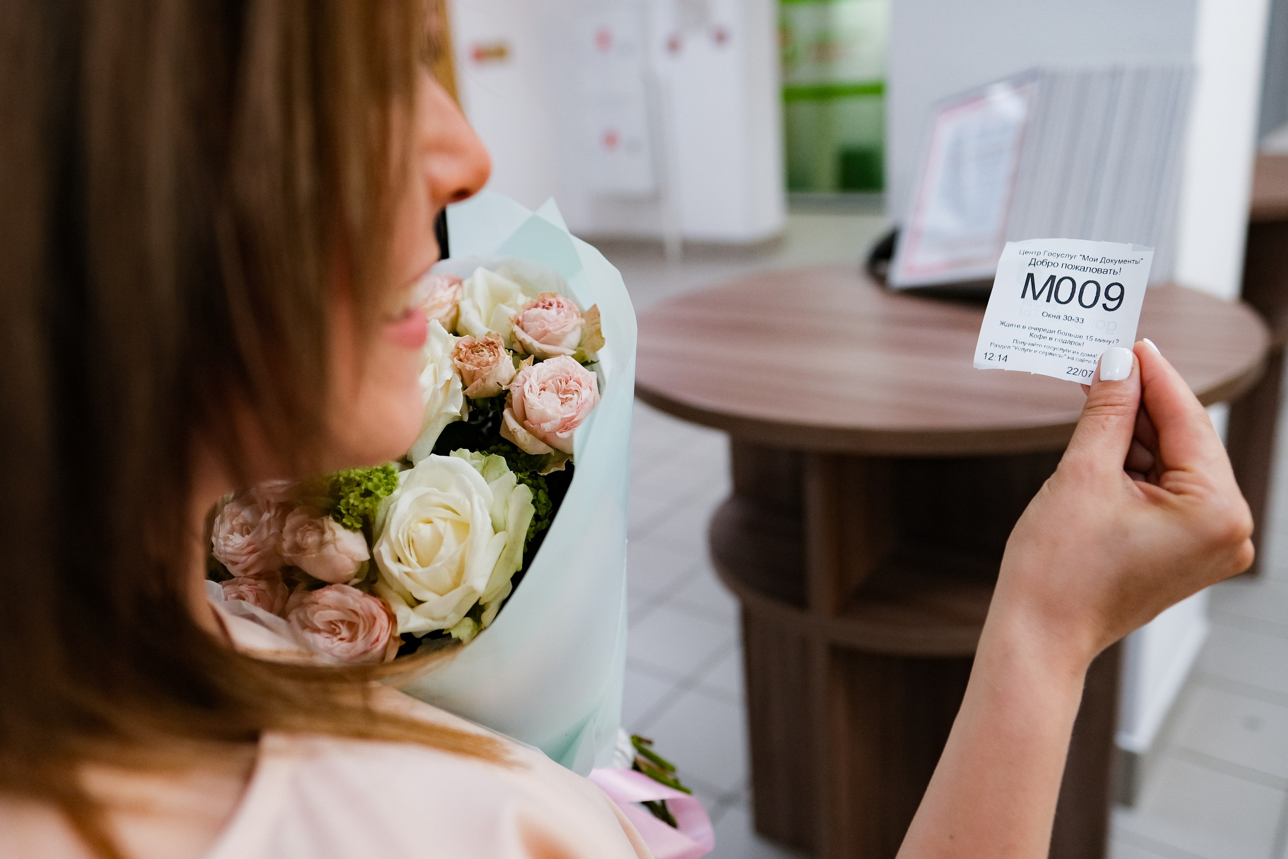 Девушка смотрит на номер на корешке на Госуслугах.