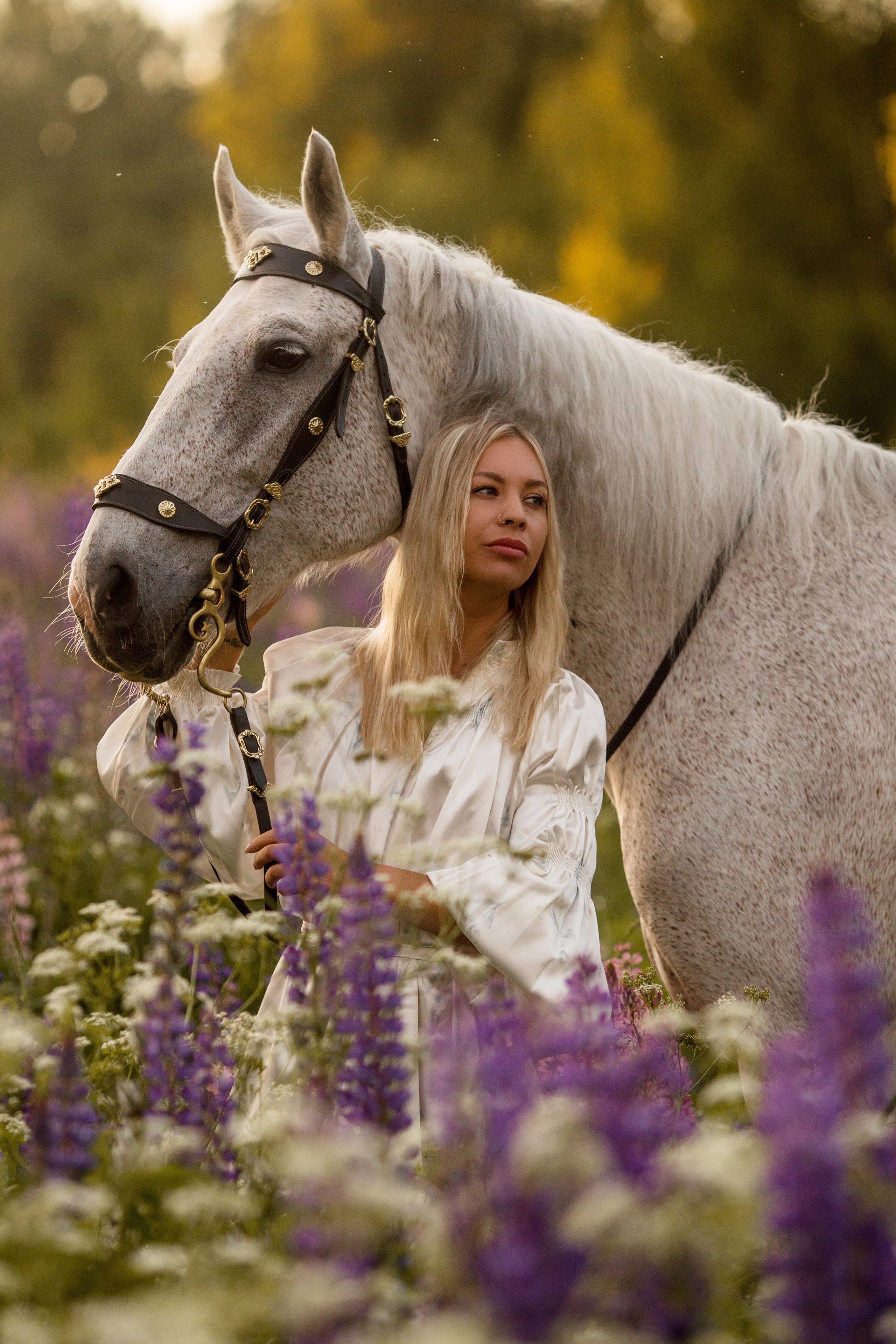 Фотосессия с лошадью в люпинах