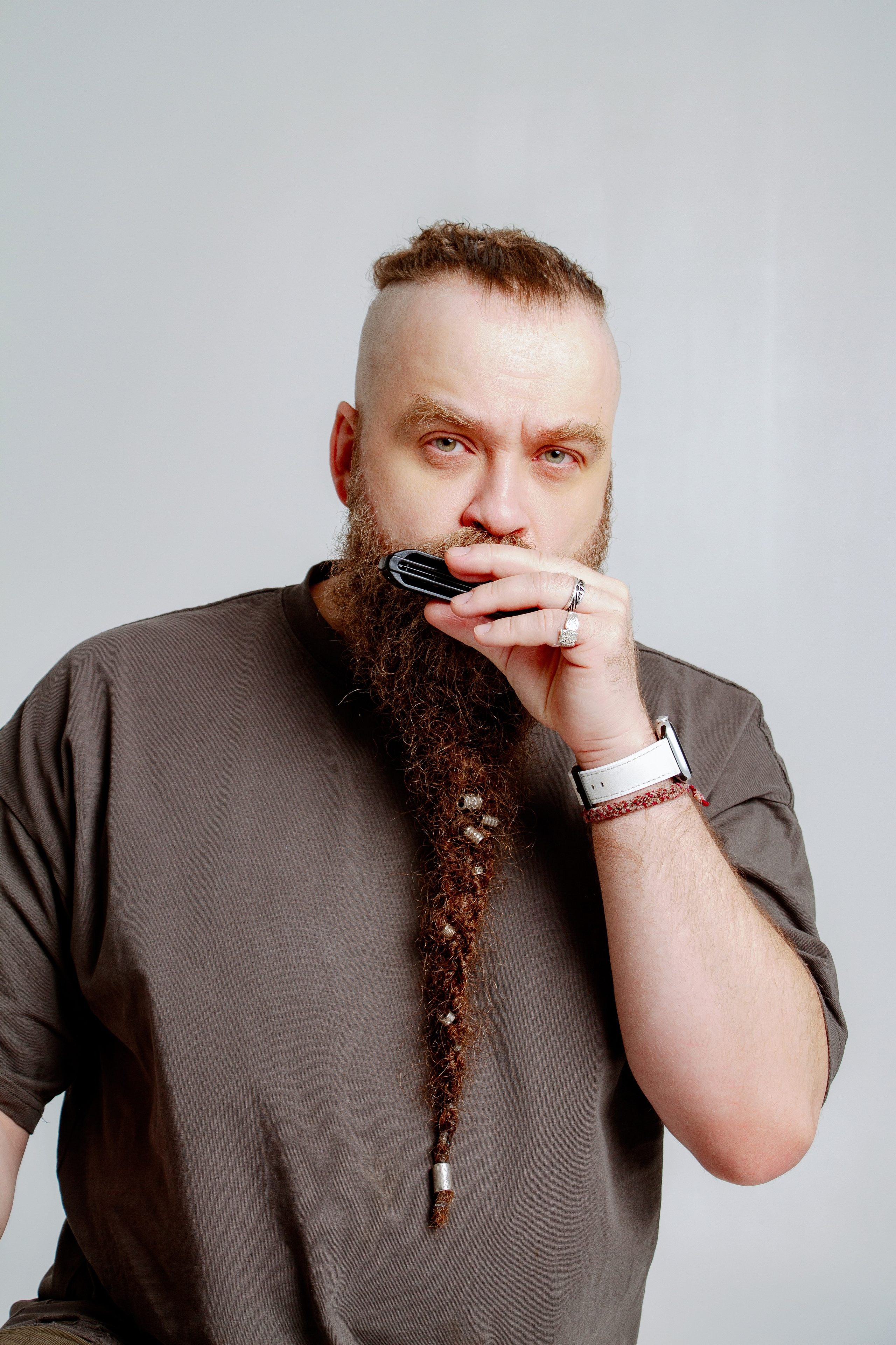 Борис Плотников. Губная гармоника. Мужской портрет, фотосессия для музыканта. Фотограф в Екатеринбурге Пойгина Елена