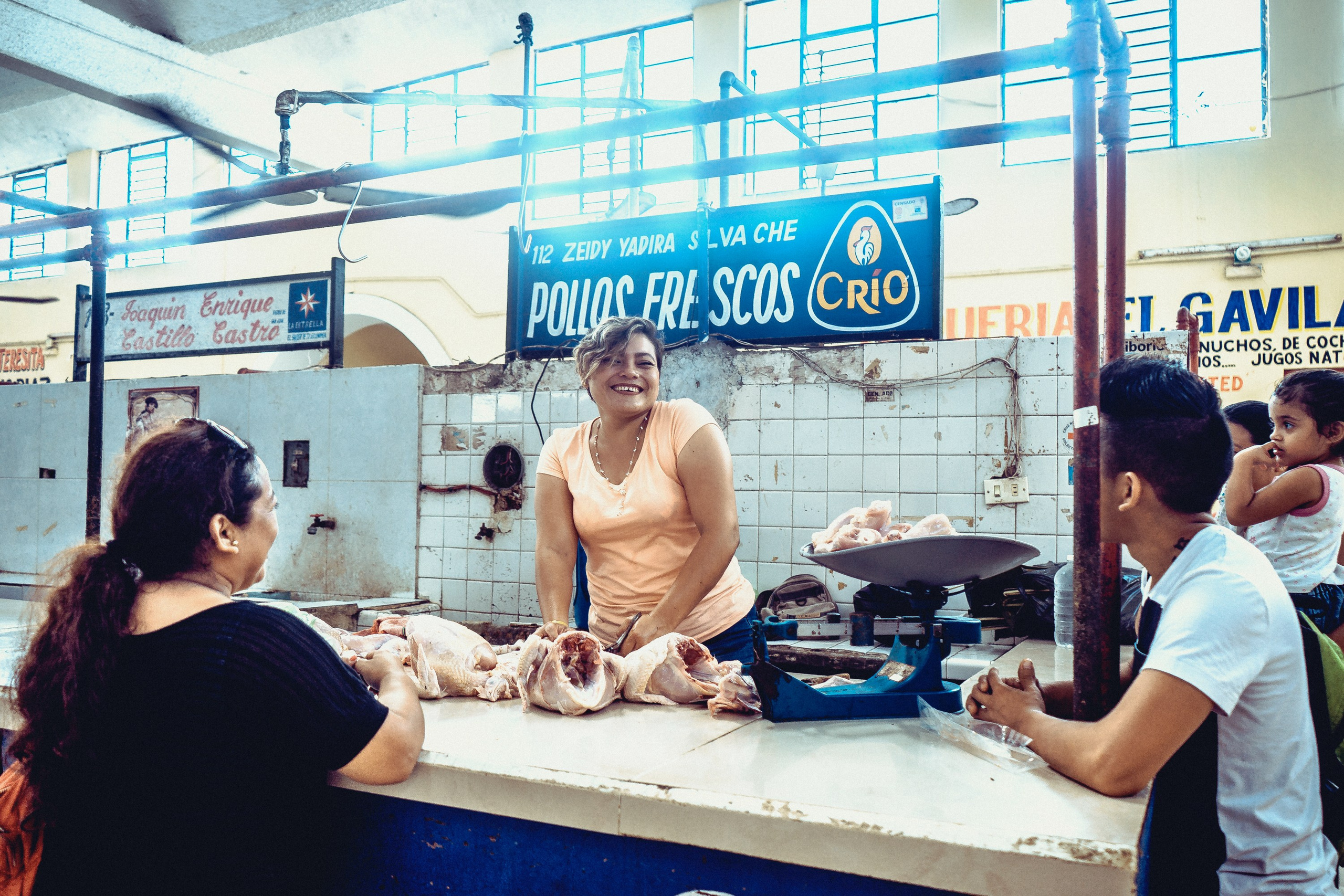 Продавщица на рынке в Мексике.