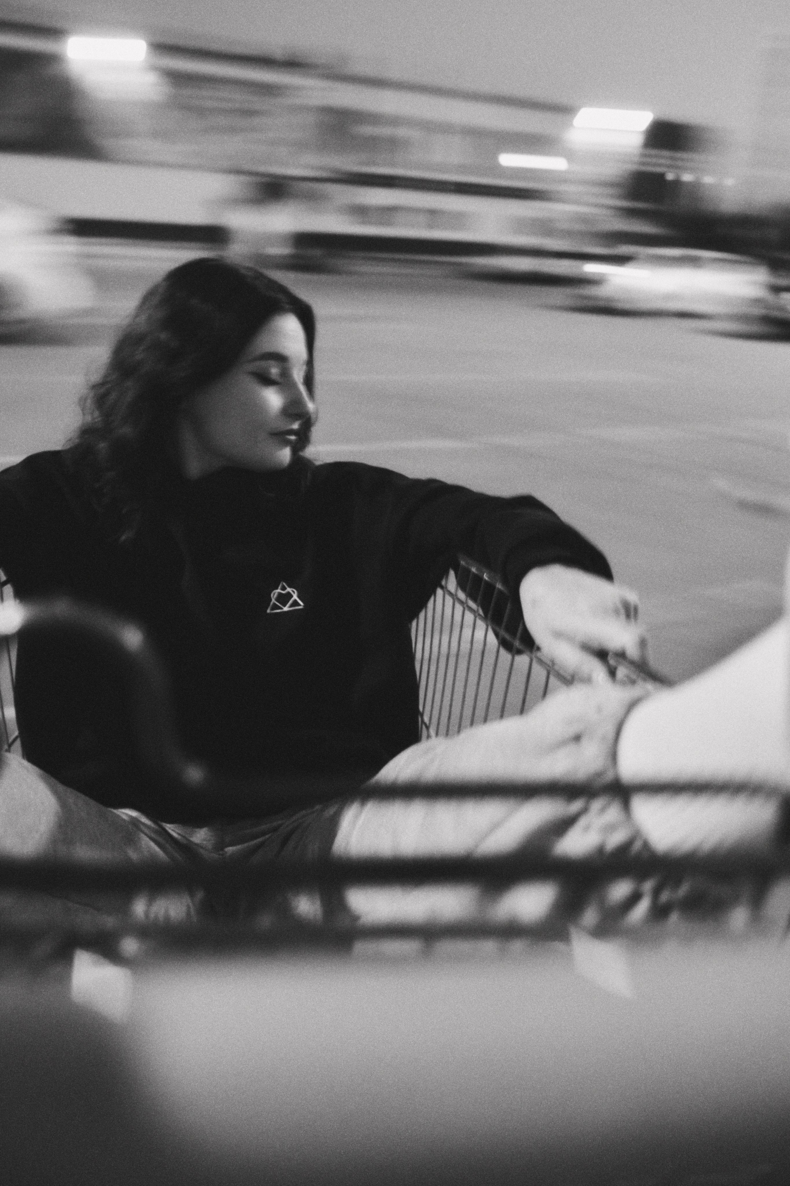 динамичный городской портрет девушки в продуктовой тележке