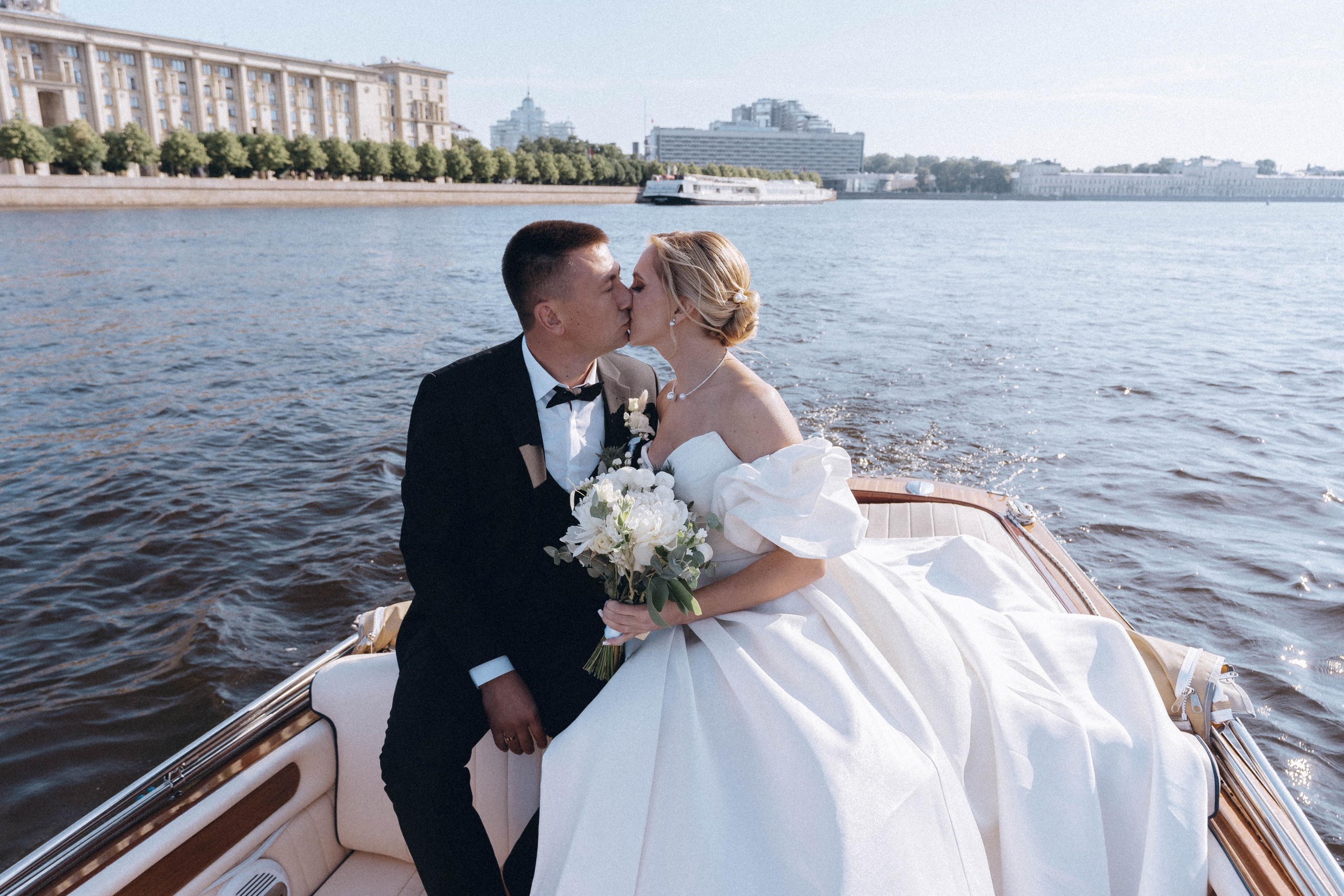 СВАДЕНБНАЯ СЬЕМКА НА КАТЕРЕ ПО КАНАЛАМ САНКТ-ПЕТЕРБУРГА И В АКВАТОРИИ НЕВЫ. Профессиональный фотограф, Санкт-Петербург — Виктория Богомолова