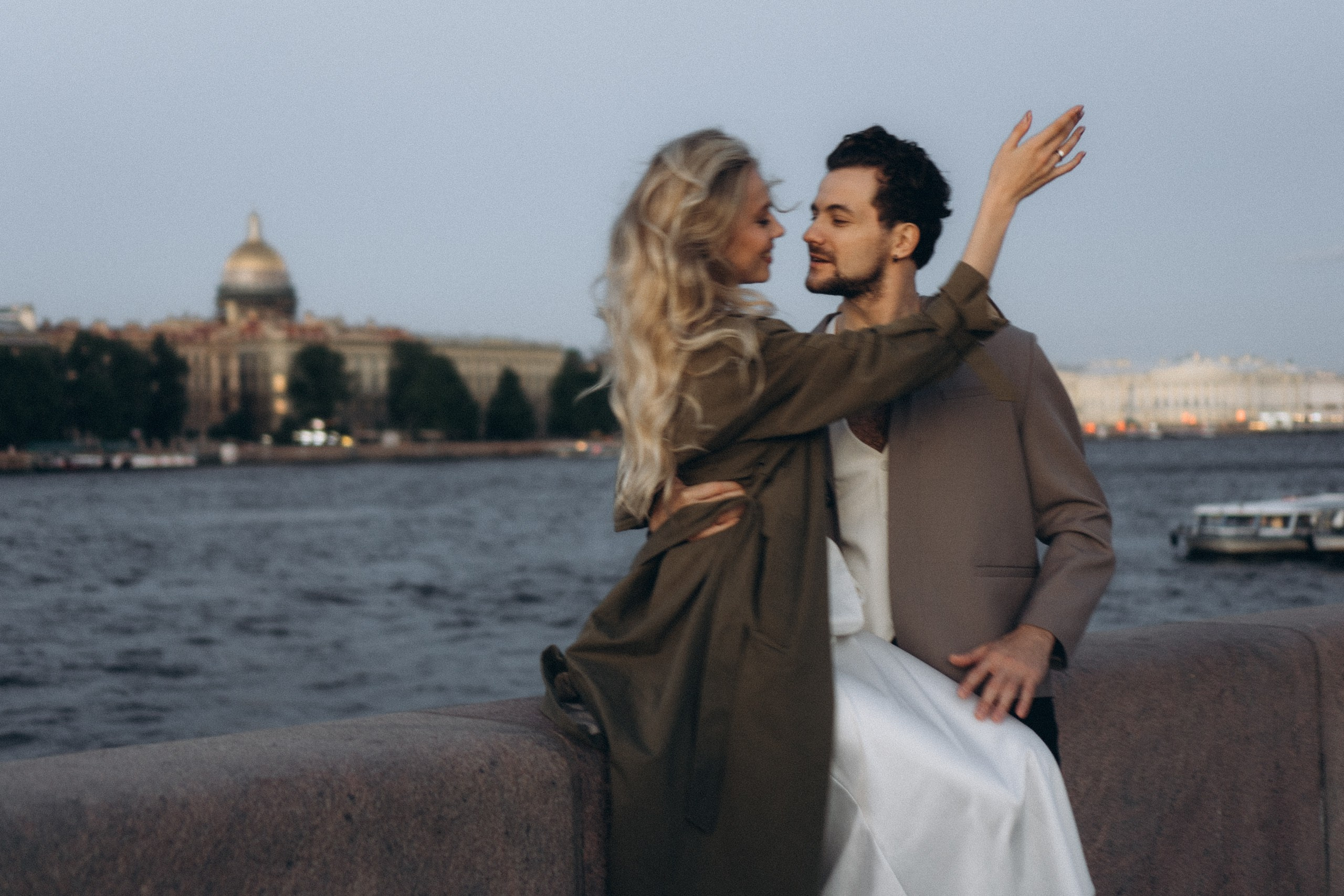 СВАДЕБНАЯ СЬЕМКА ПАРЫ НА РАССВЕТЕ В БЕЛЫЕ НОЧИ И ПРОГУЛКА С РАЗВОДНЫМИ МОСТАМИ И ПИКНИК ВОЗЛЕ ИСАКИЕВСКОГО СОБОРА. Профессиональный фотограф, Санкт-Петербург — Виктория Богомолова
