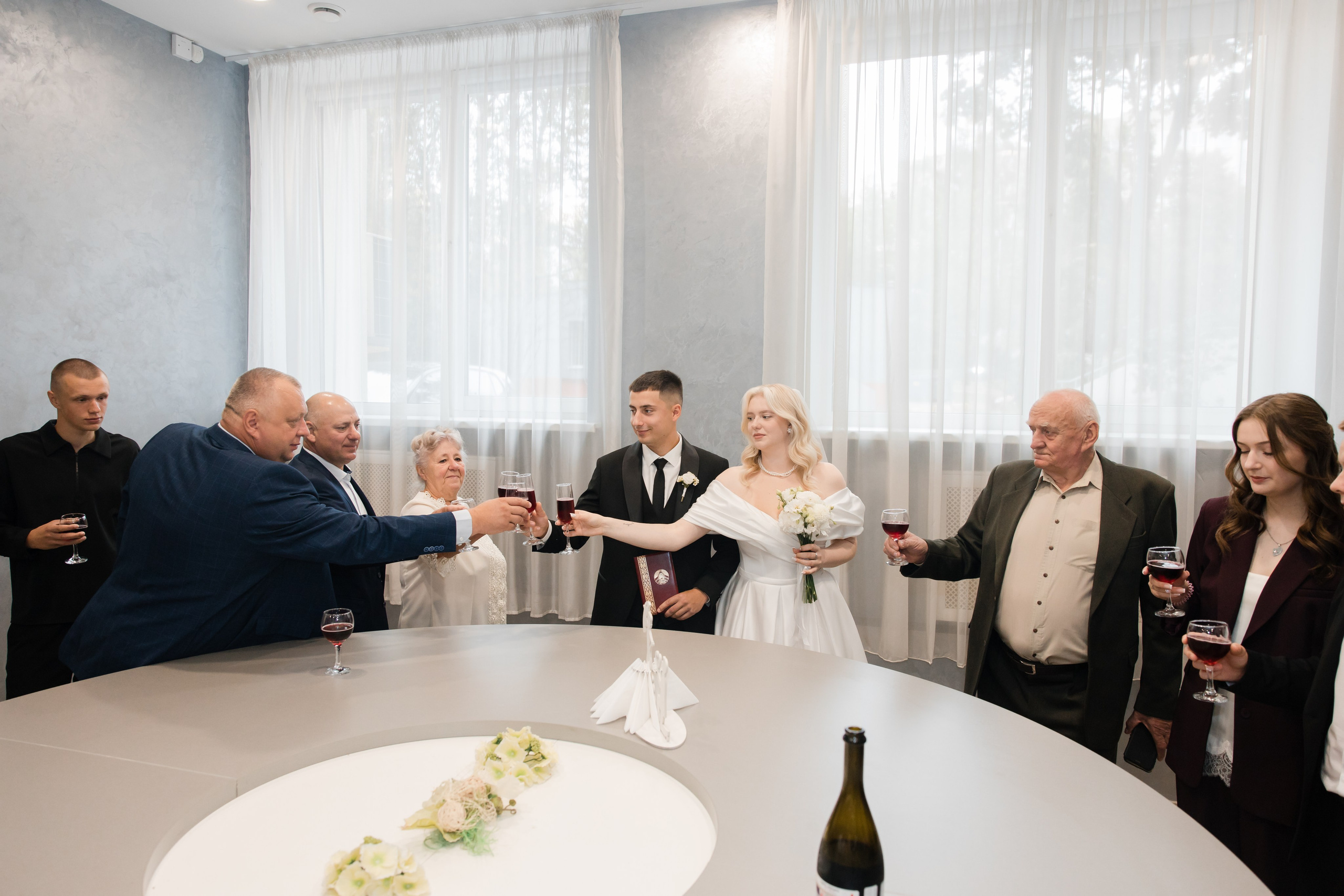 Отдел ЗАГС Администрации Первомайского района. Видеосъемка и фотосъемка свадеб. Фотограф и оператор на свадьбу. Видеосъемка подкастов, собственная видео-фотостудии. Предметная фотосъемка