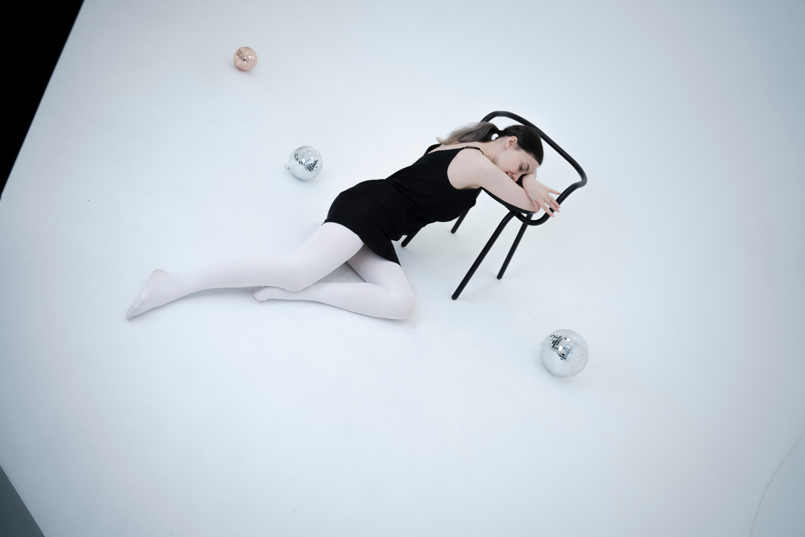 ДЕВОЧКА НА ШАРЕ. Главная