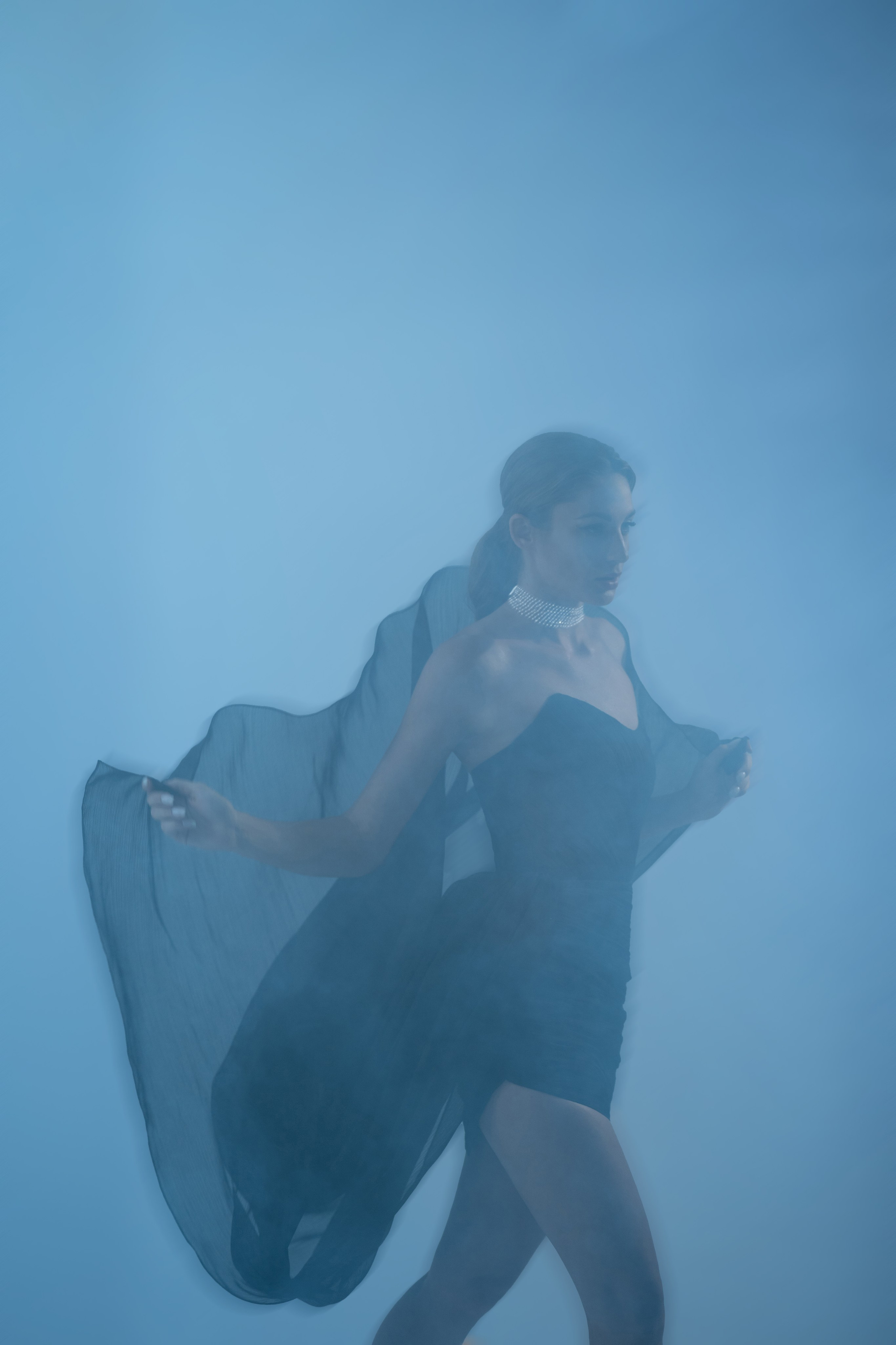 Женский портрет на белом фоне - работа студии в Анапе