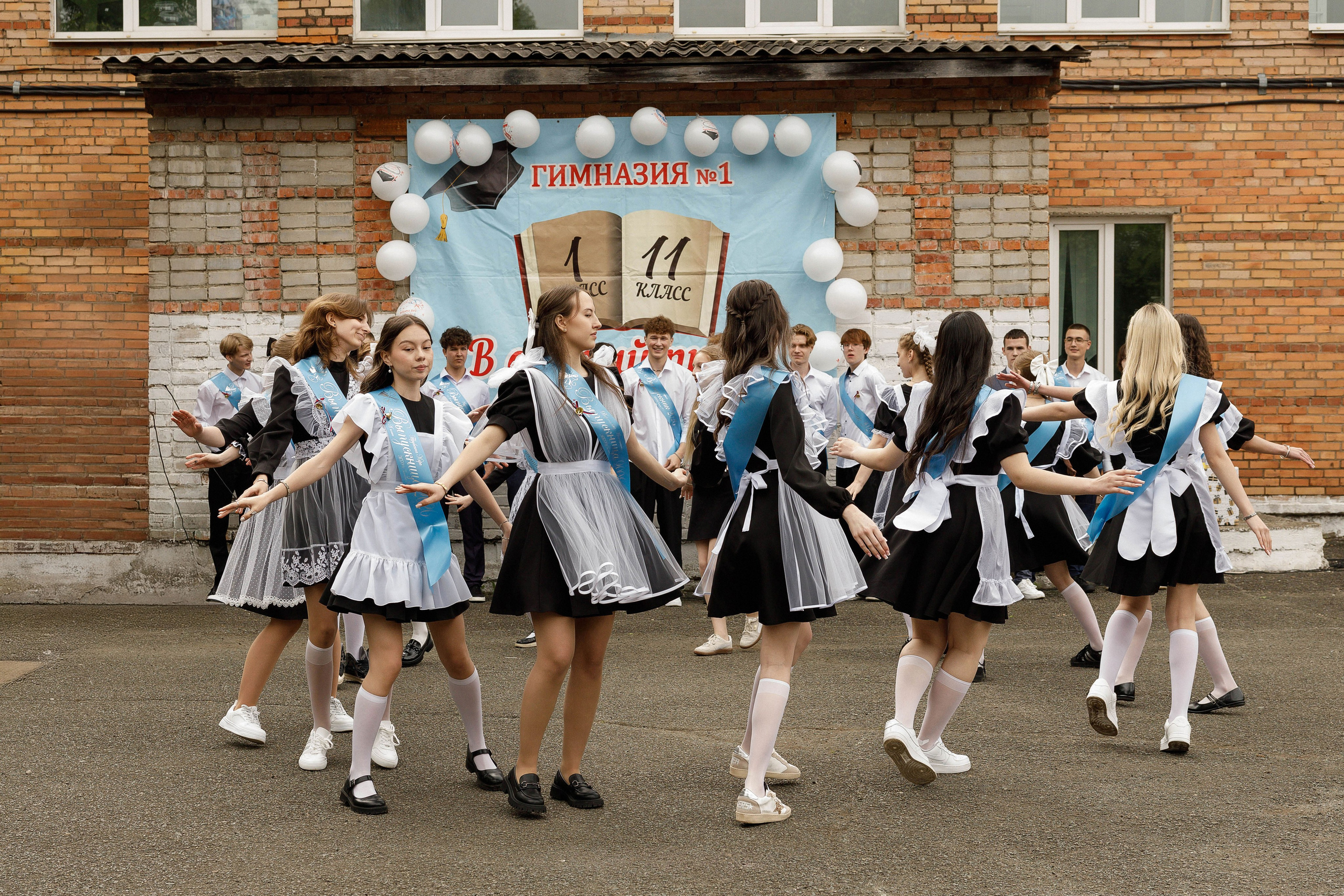 Последний звонок Гимназия Артем. Photoalbum-vl.ru