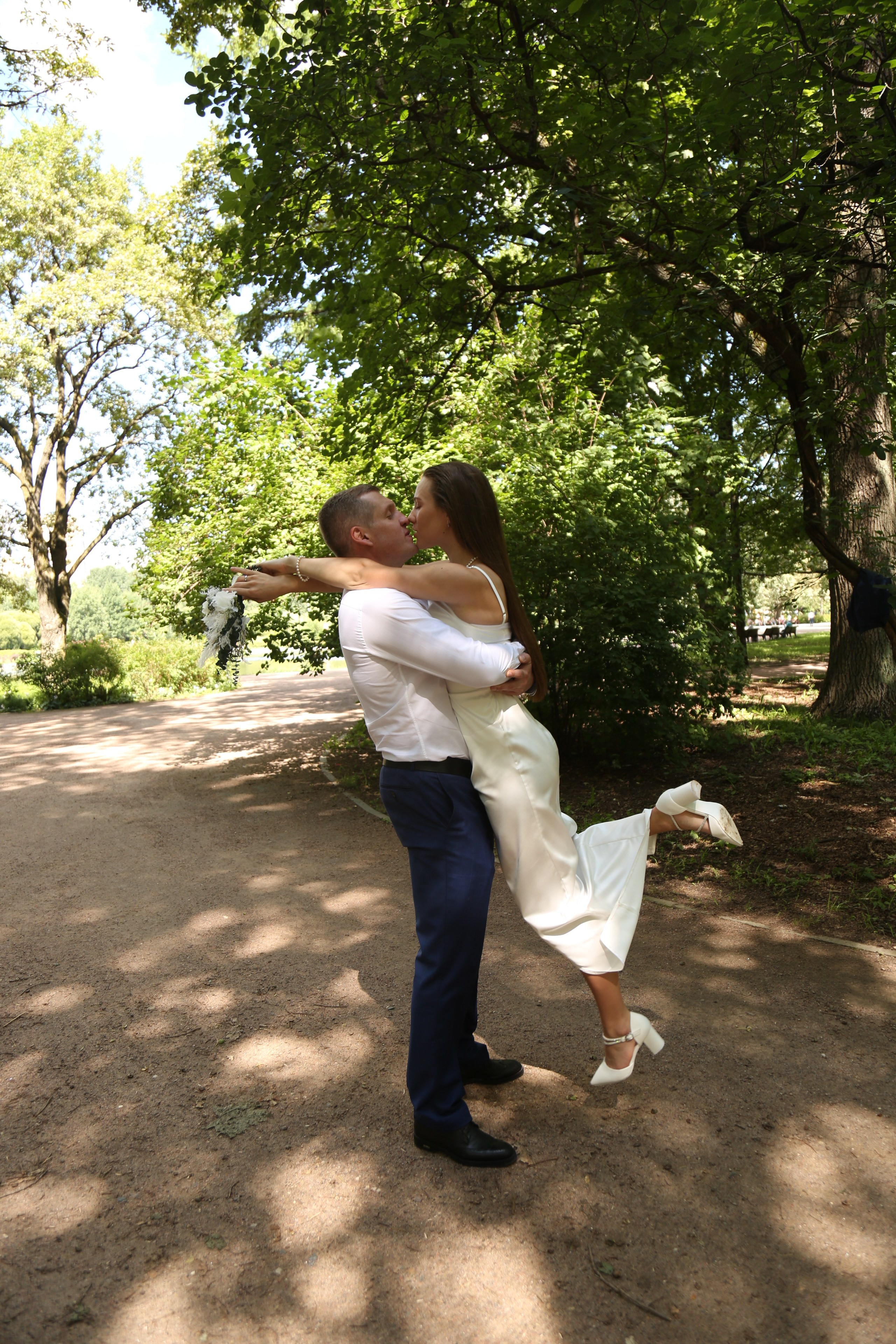 ЗАГС Савёловский свадебная фотосессия и прогулка в парке Дубки для Александра и Анастасии. Фотосессия в студии в Москве от профессионального фотографа услуги по доступным ценам