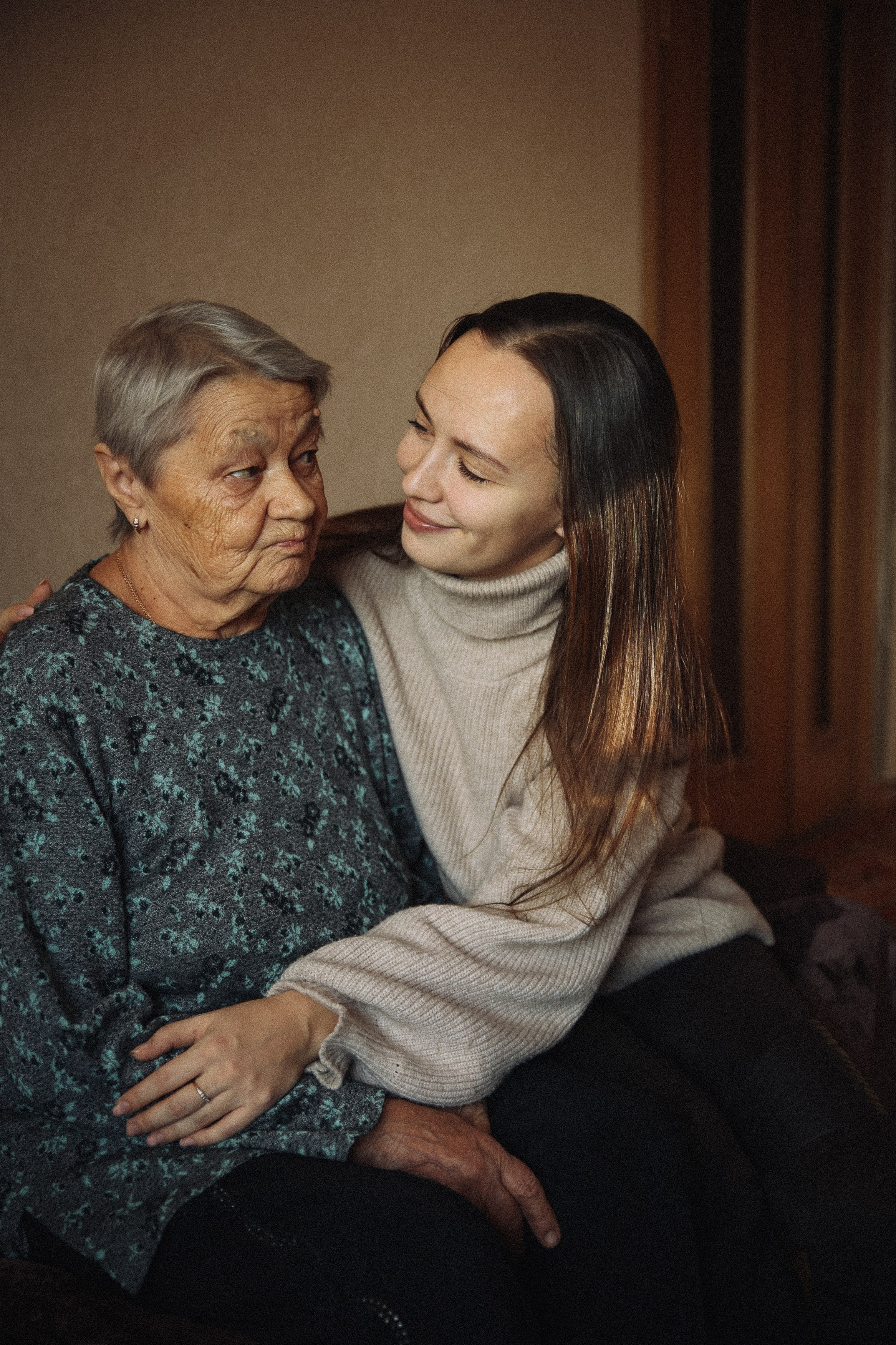 Семейная фотосессия домашняя фотосессия бабушка в гостях у бабушки. Фотограф Владимир Москва