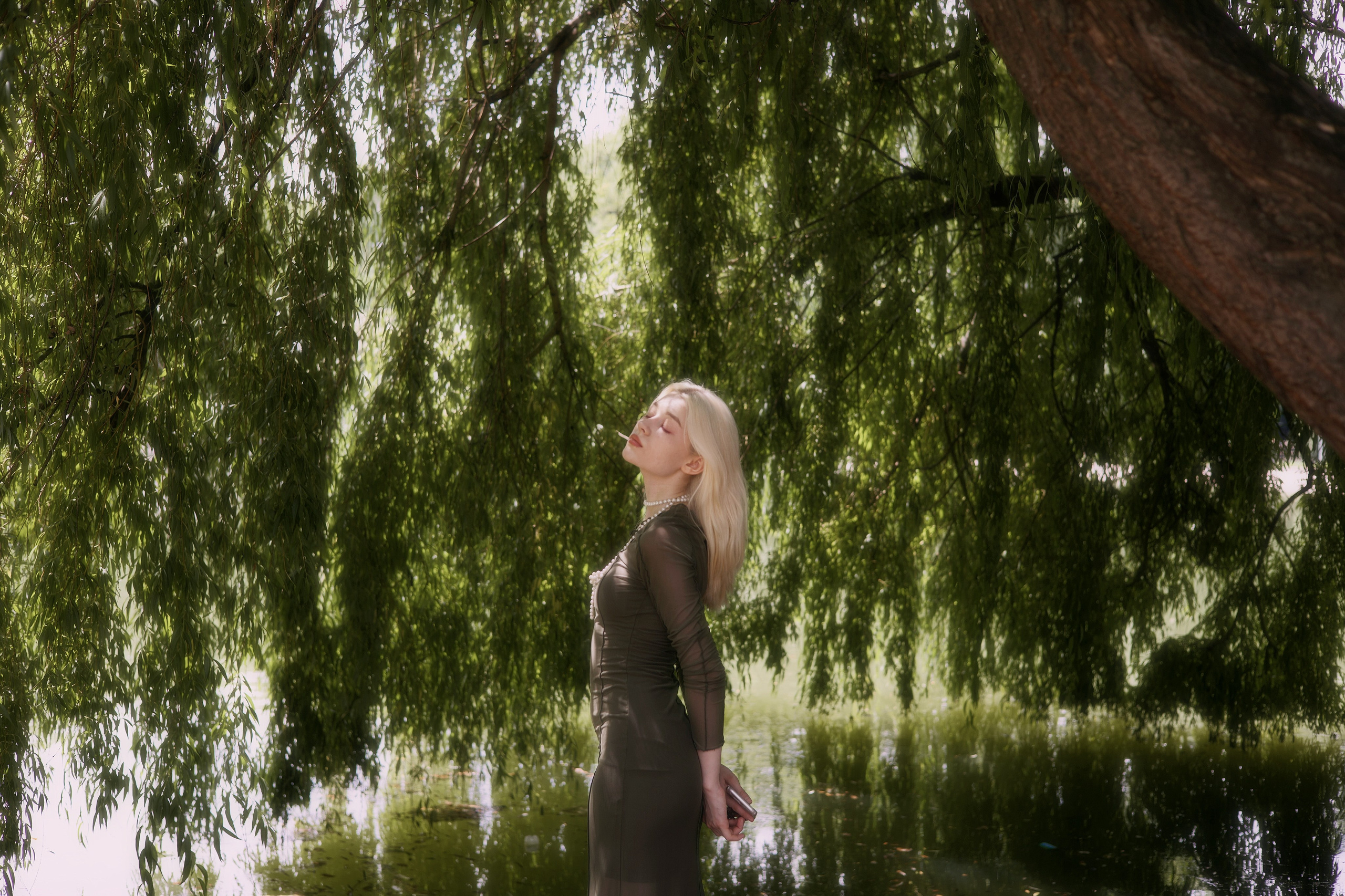 Фотосессия у воды — девушка на фоне плакучей ивы