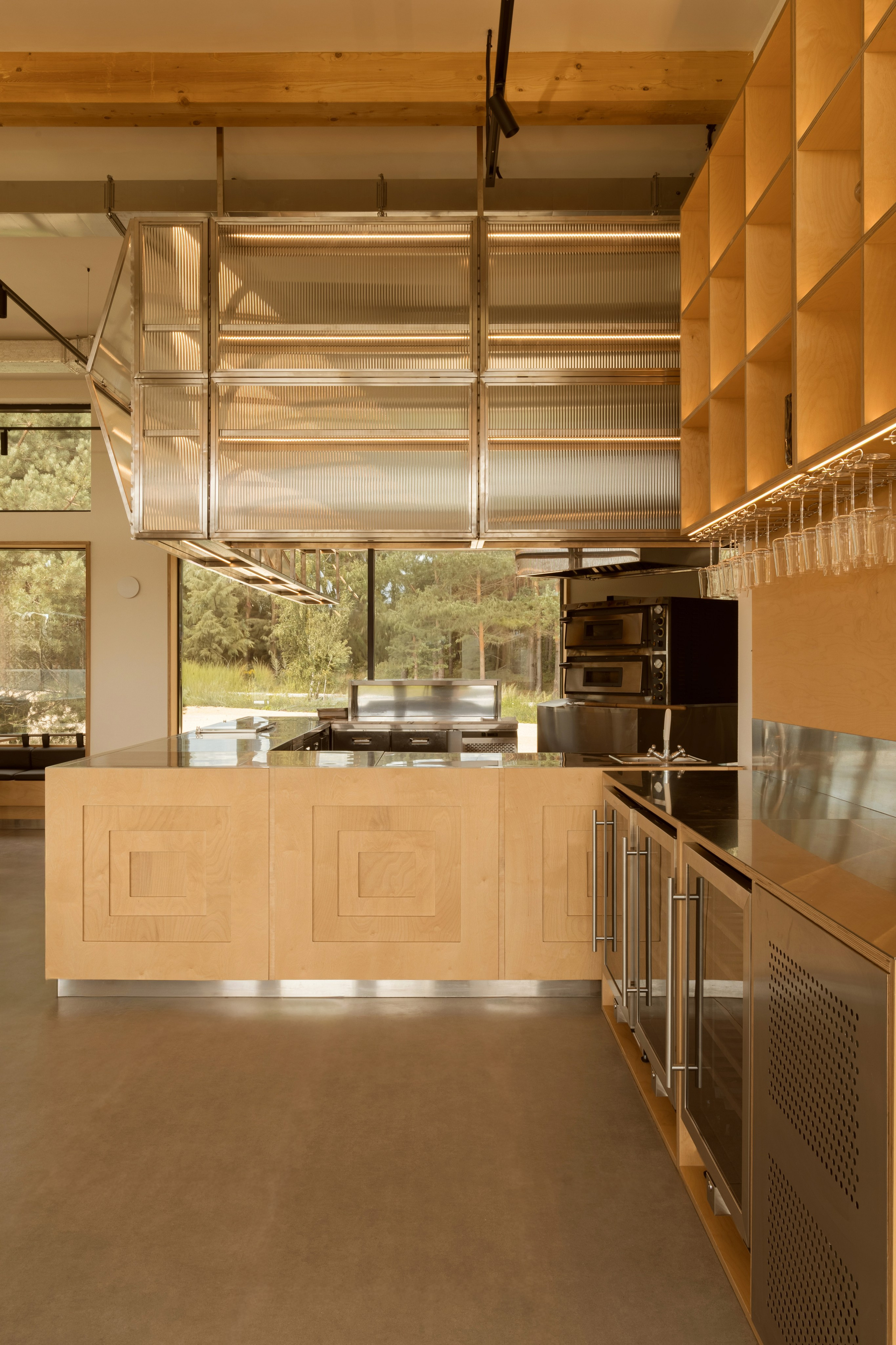 Модернистское кафе-пиццерия на природе: проект FruitDesign с акцентом на созерцание. Интерьерный фотограф в Нижнем Новгороде и Москве Владимир Гудков