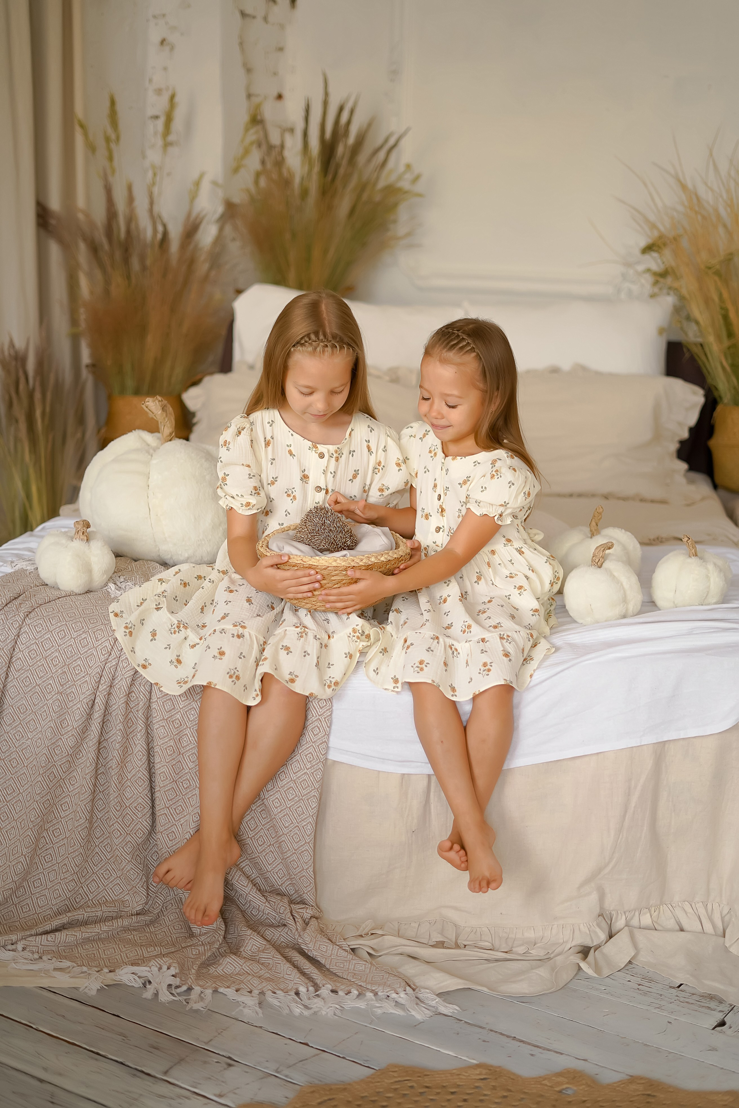 Девочки и ёжик. Фотограф Татьяна Митрофанова