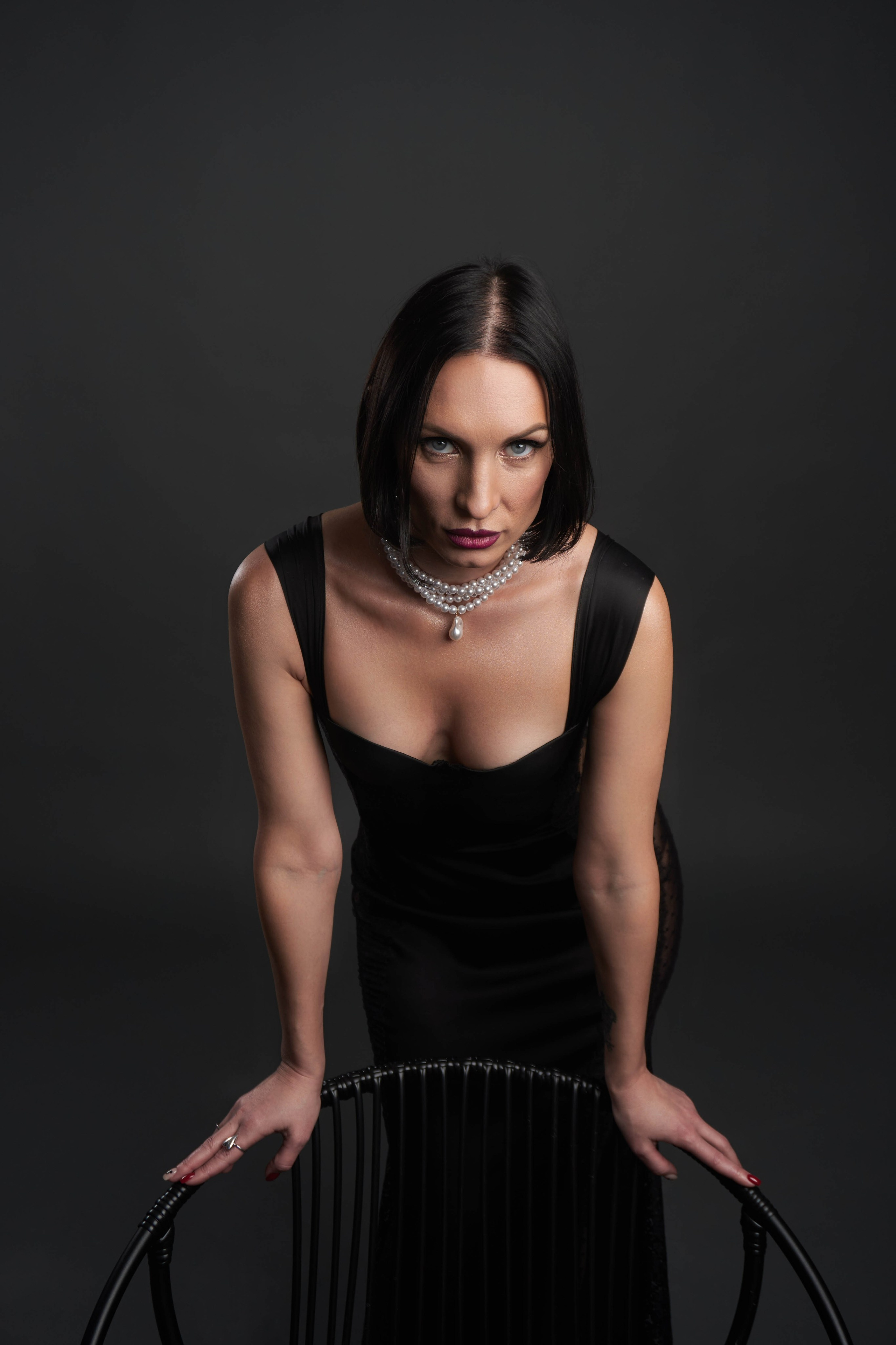 Фотосъемка сексуальной женщины в черном платье