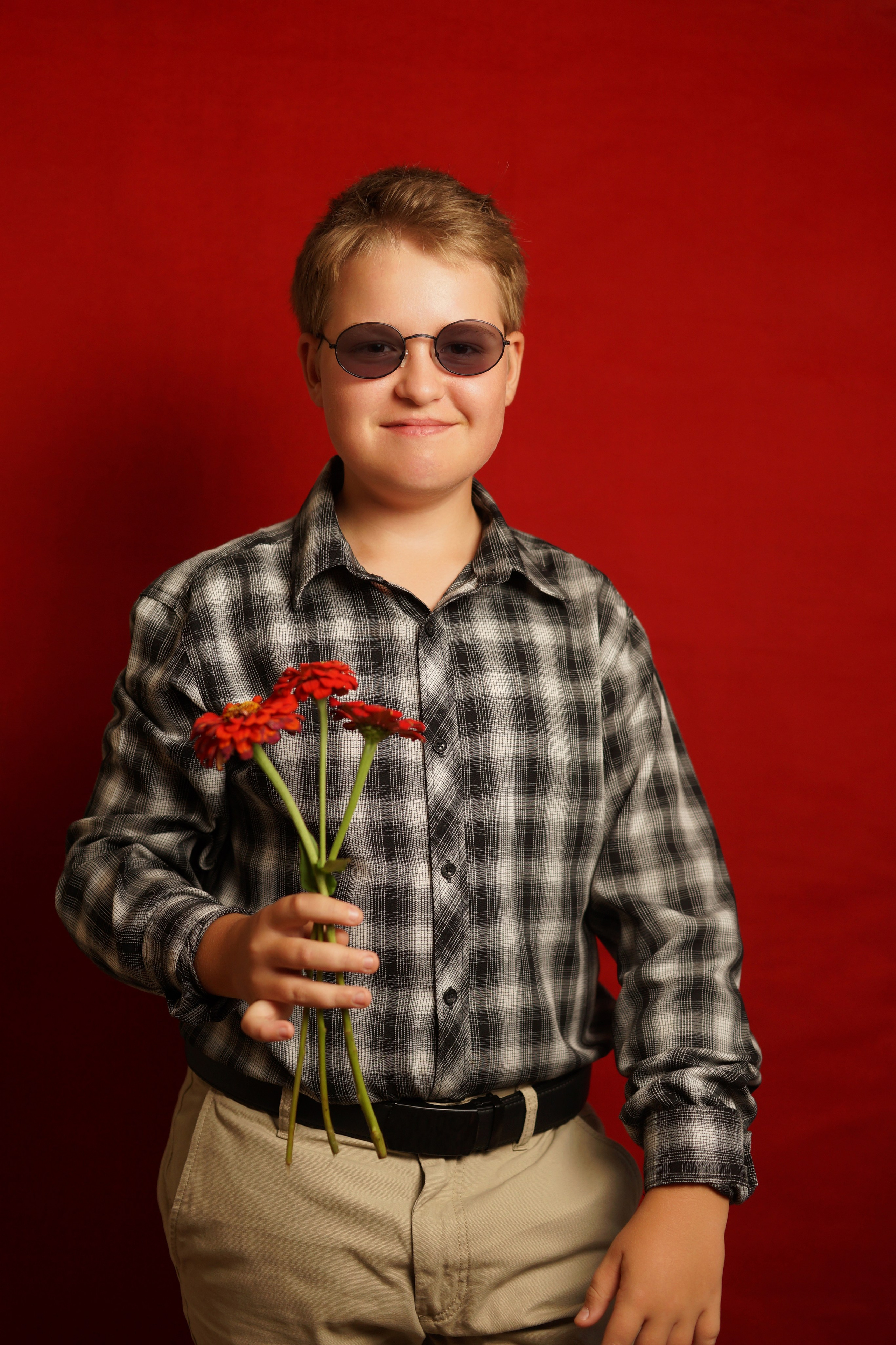 Портреты на красном фоне школа / студия. Ольга Плаксина фотограф в Саратове