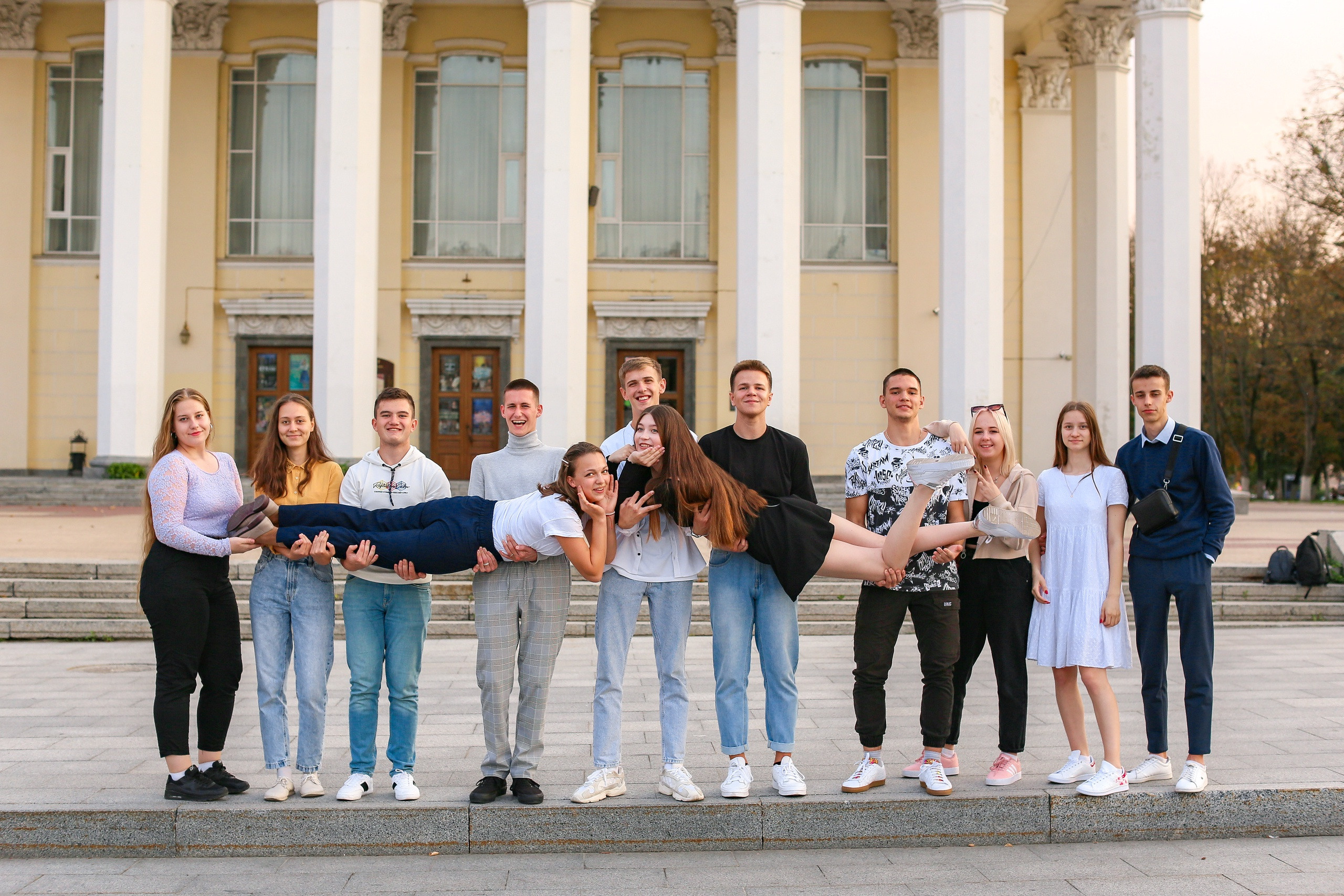 Уличная фотосессия выпускников. Школьные выпускные альбомы в Белгороде