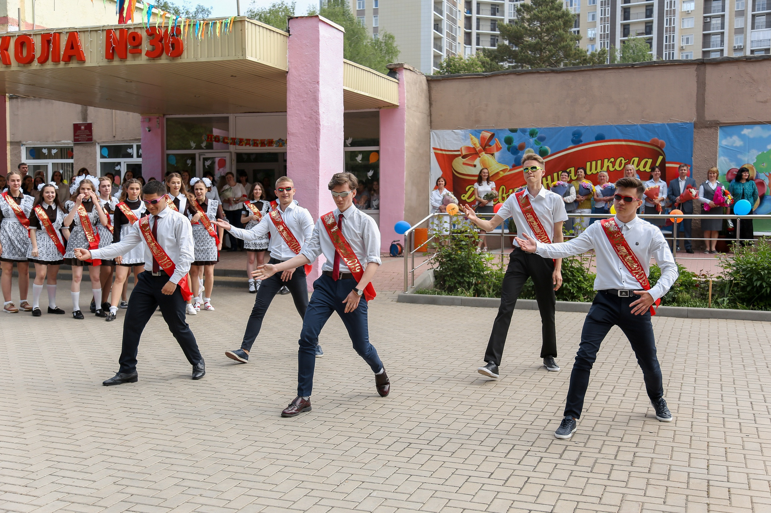 Школьные съемки последний звонок. Школьные выпускные альбомы в Белгороде