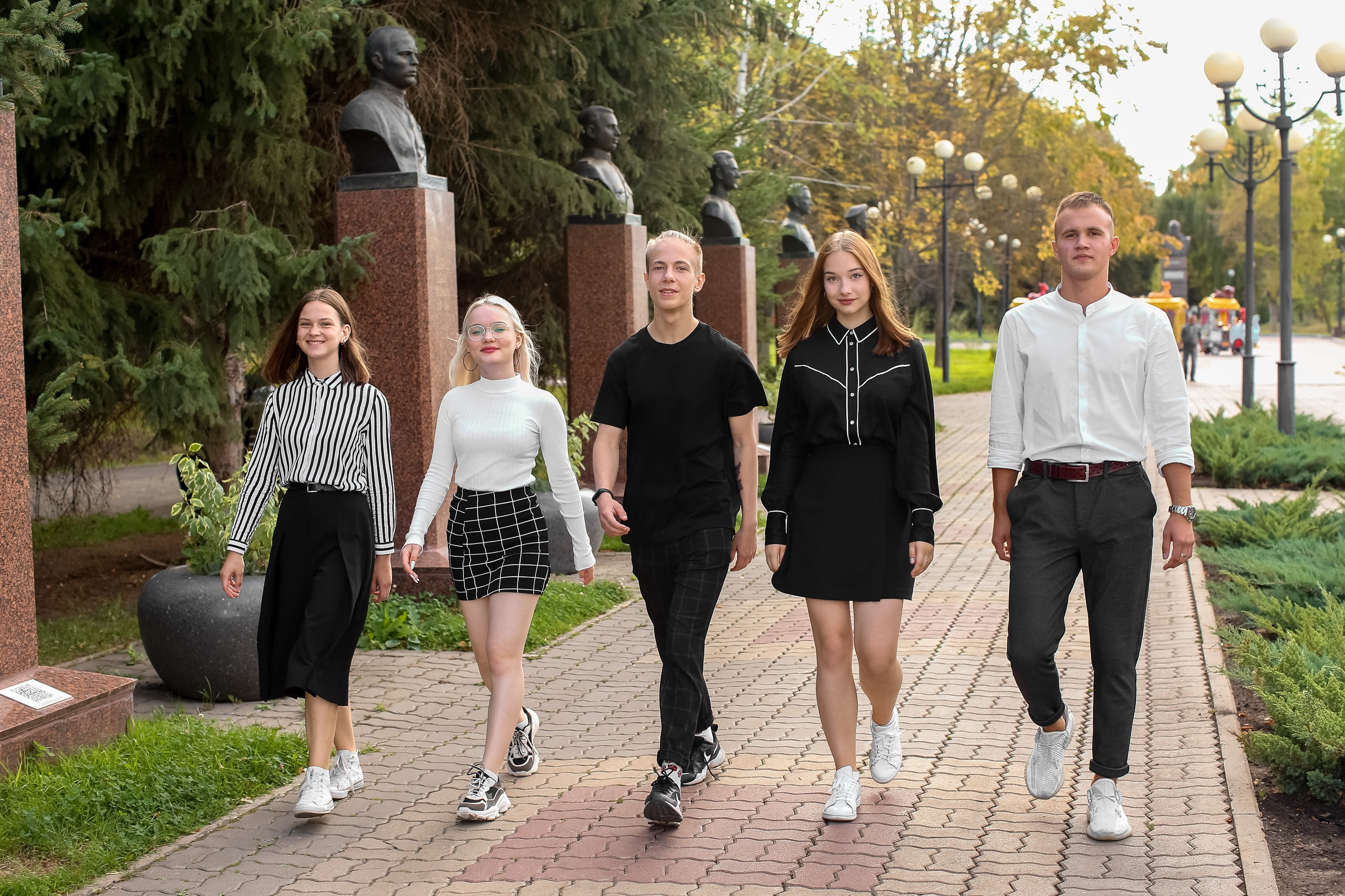 Уличная фотосессия выпускников. Школьные выпускные альбомы в Белгороде