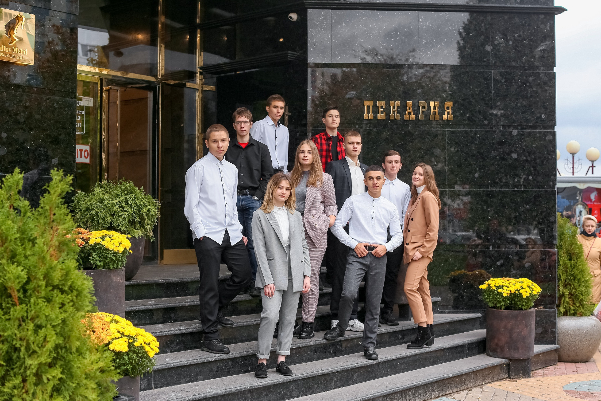 Уличная фотосессия выпускников. Школьные выпускные альбомы в Белгороде