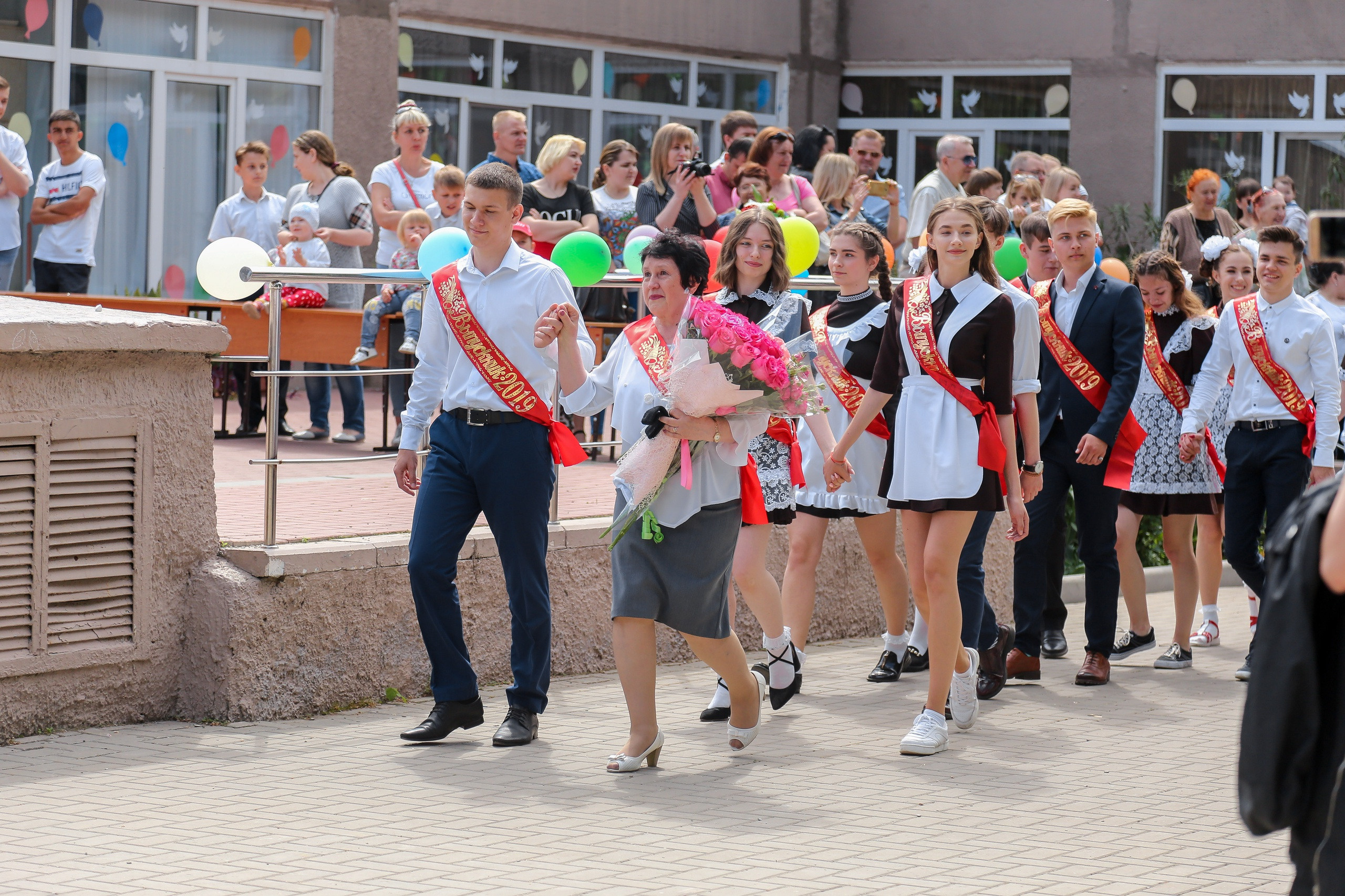 Школьные съемки последний звонок. Школьные выпускные альбомы в Белгороде