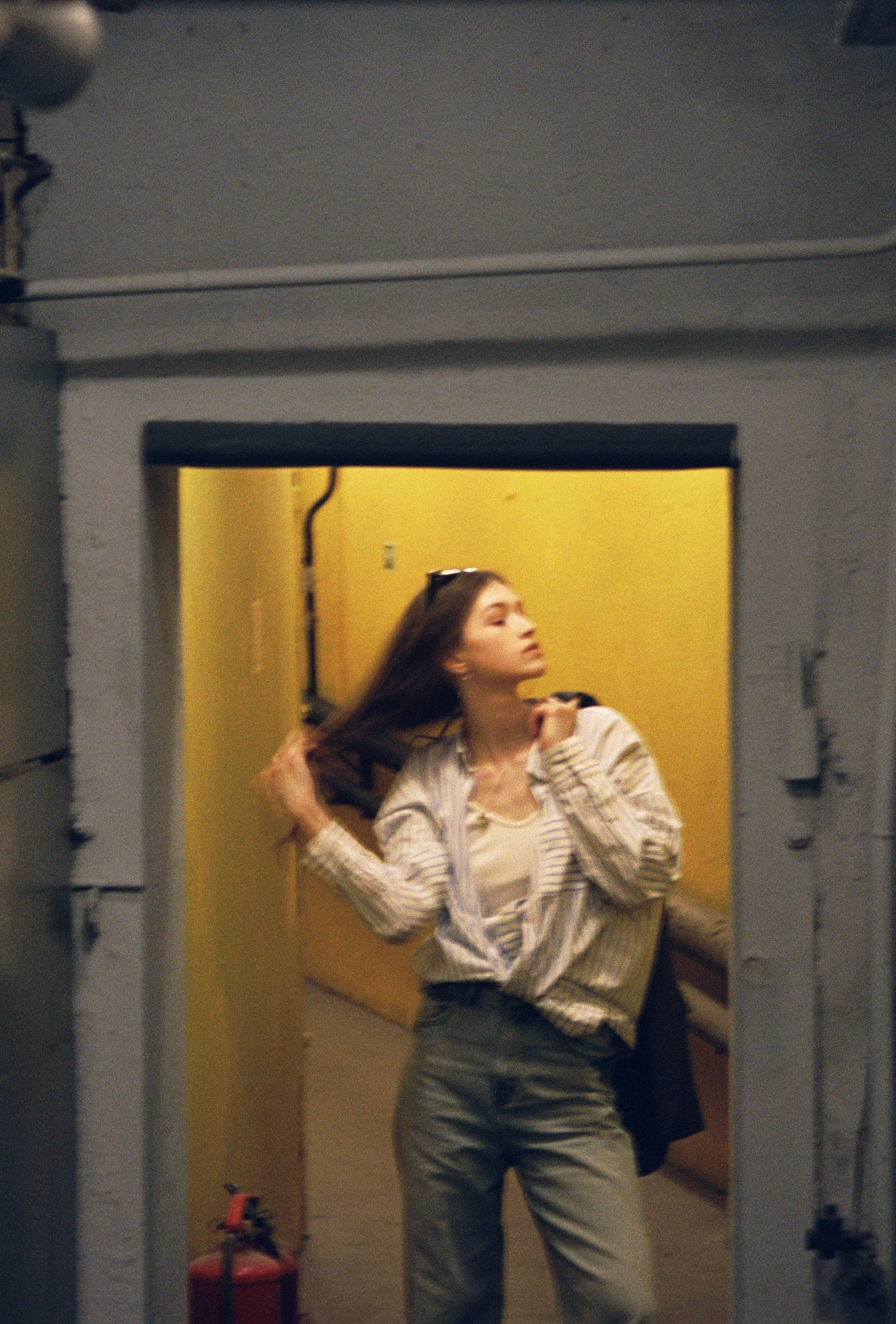 На меня так не смотрят. 35 mm