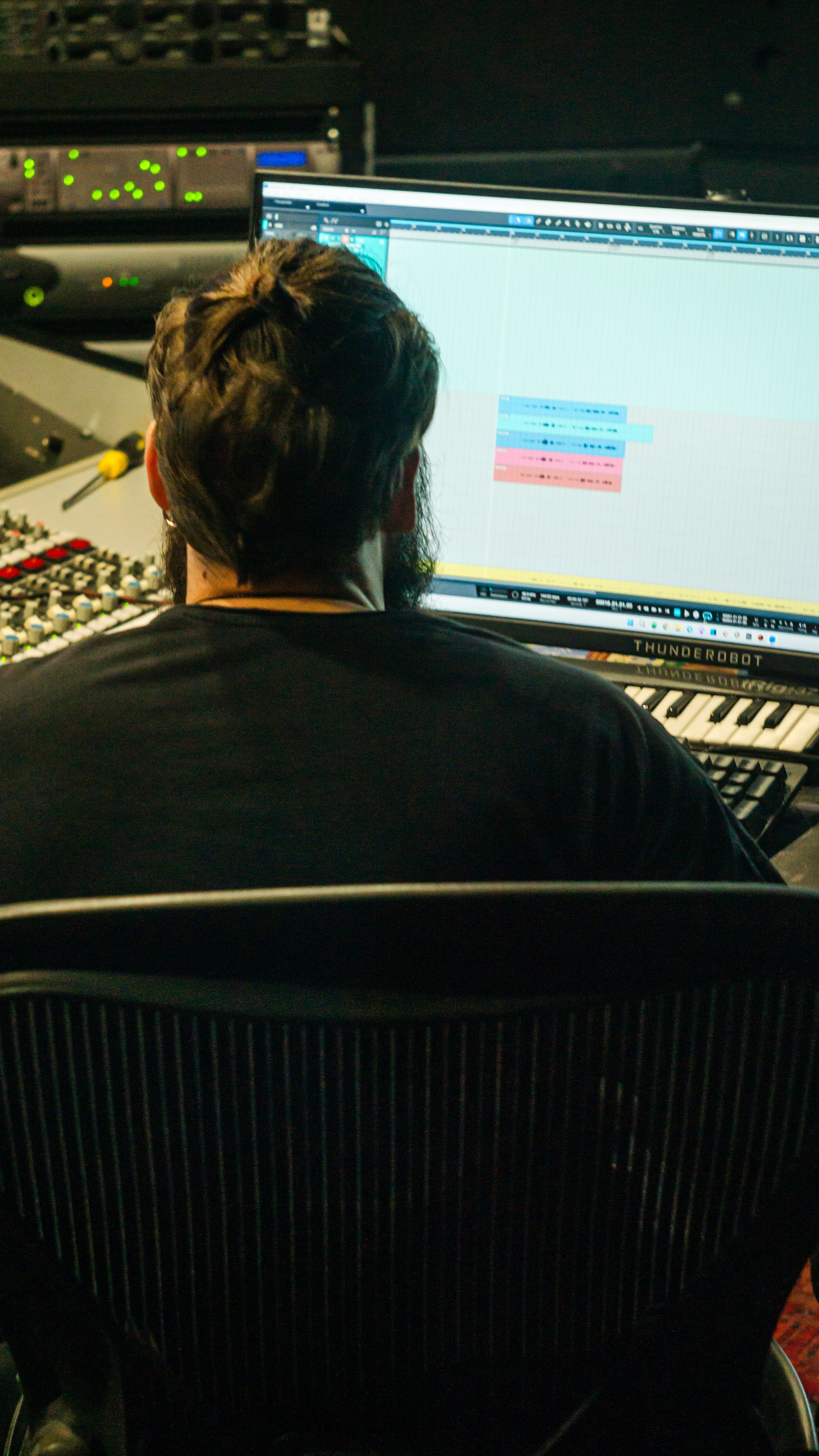 профессиональная фотосъемка процесса звукозаписи песни в студии 