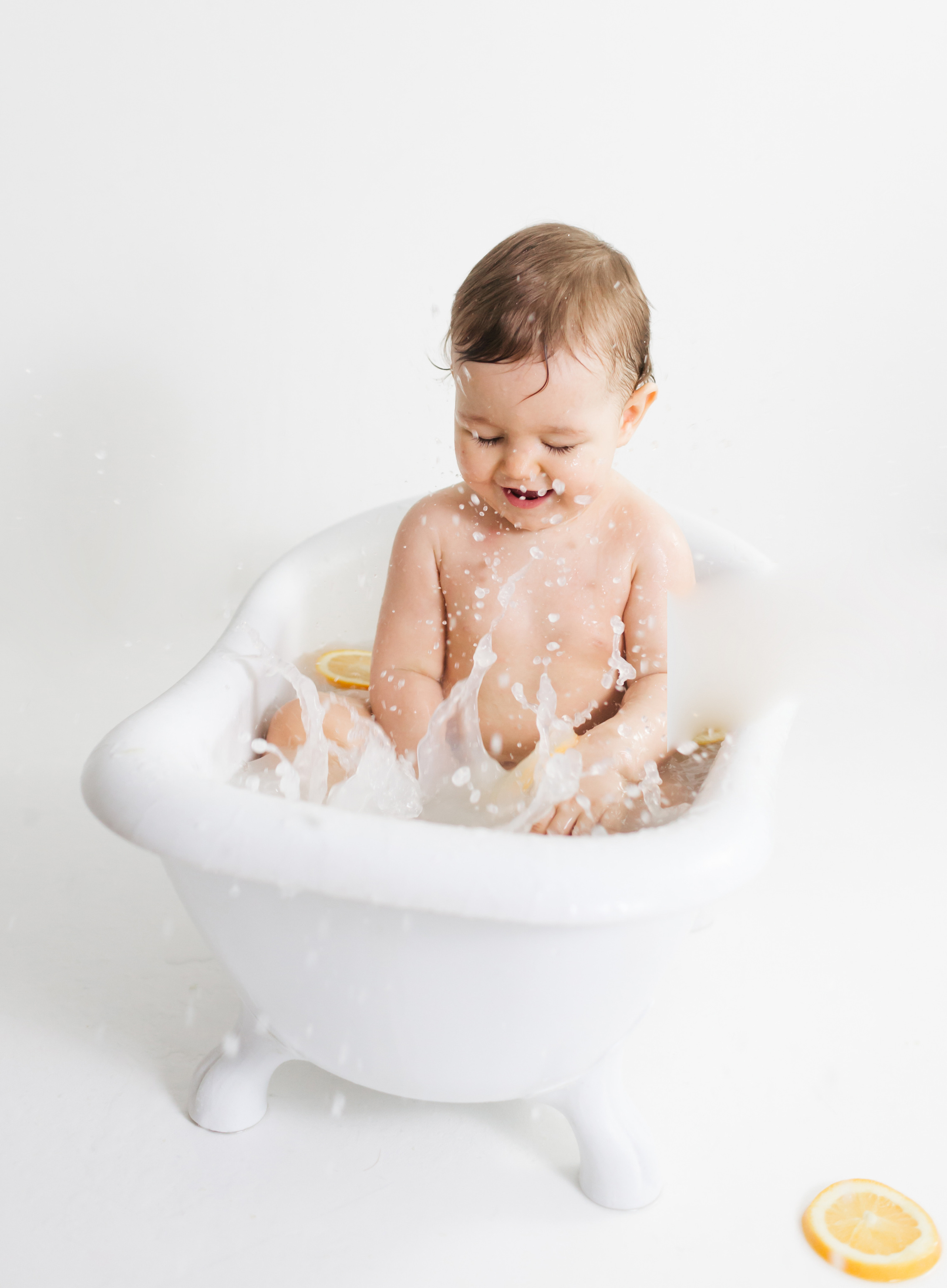 фотосессия на один годик Спб, крушение торта Спб, торт на один годик, фотосессия купание в ванночке СПб