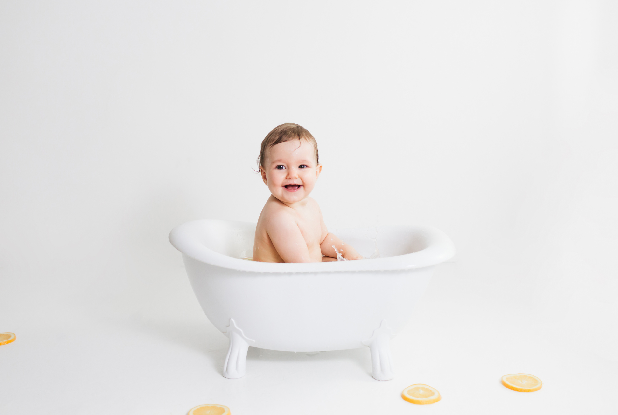 фотосессия на один годик Спб, крушение торта Спб, торт на один годик, фотосессия купание в ванночке СПб