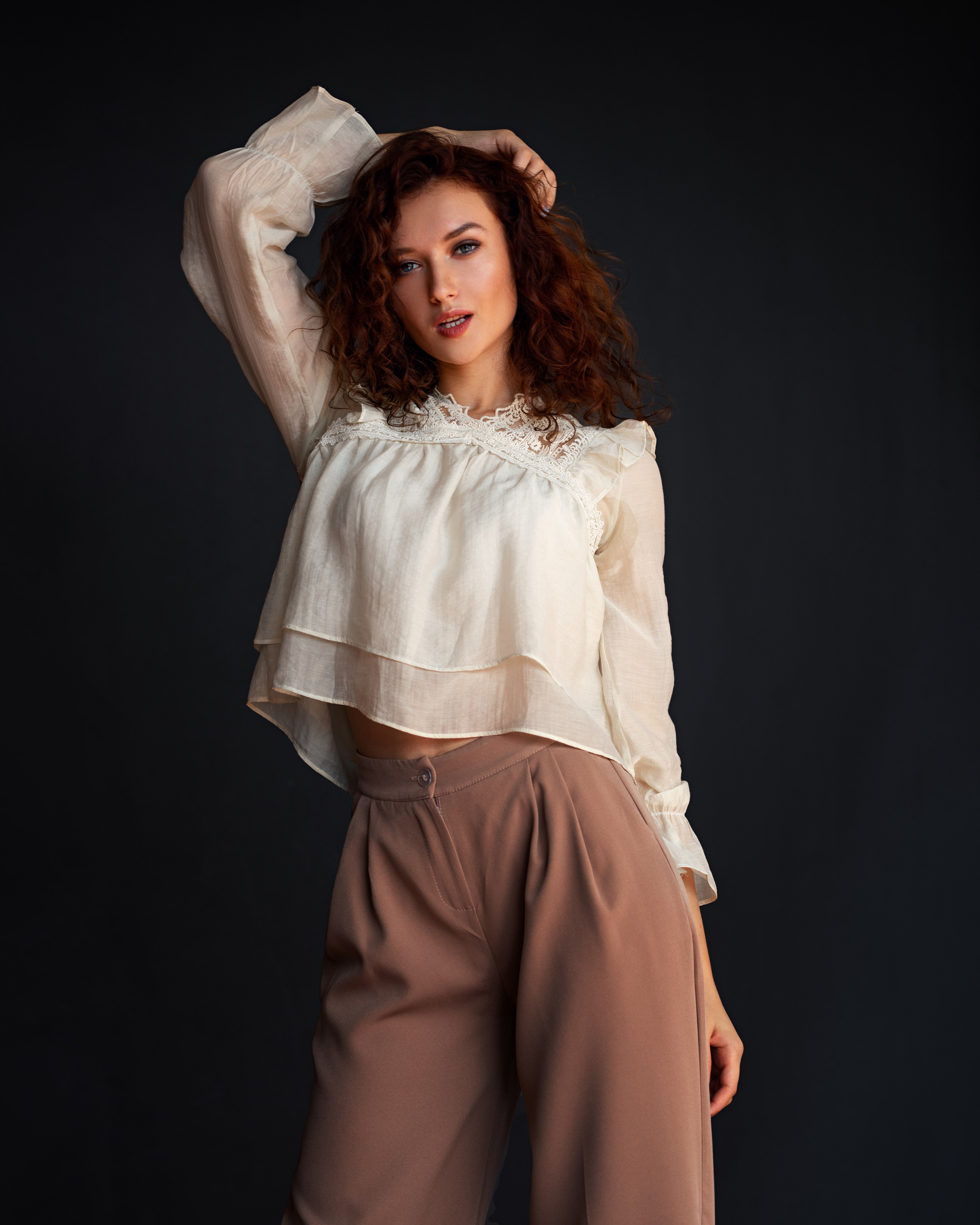 Фотосет с Анастасией в студии с минимальным интерьером в формате для «себя»