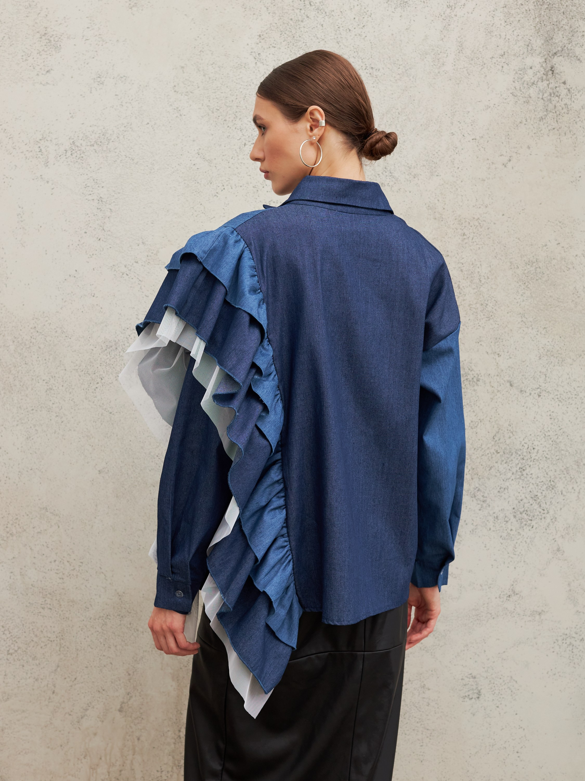 Фотосъемка рубашек с воланами Екатеринбург Wildberries ВБ Ozon Озон фотосессия одежды Екб заказать цена фотосъемка товара WB блузки Екб. Фотограф Екатеринбург Анастасия Жерновская | Маркетплейсы и нейрофото