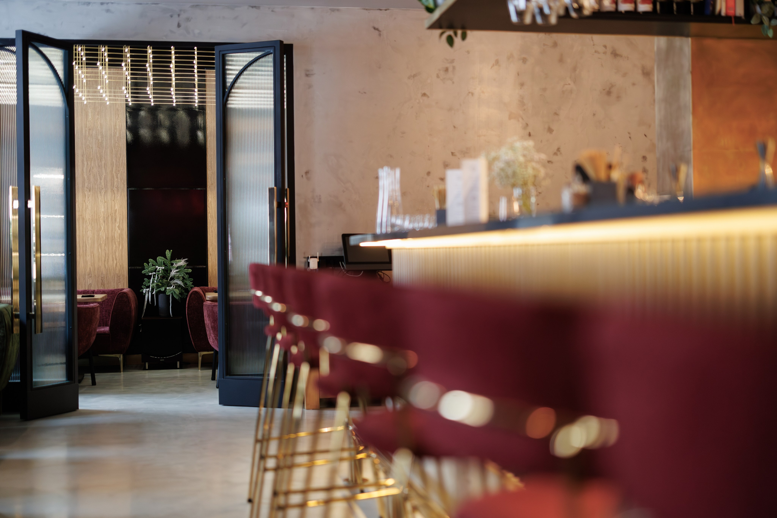 Фотограф для интерьерной съемки ресторана. Контент для бизнеса в Екатеринбурге Полдень Медиа