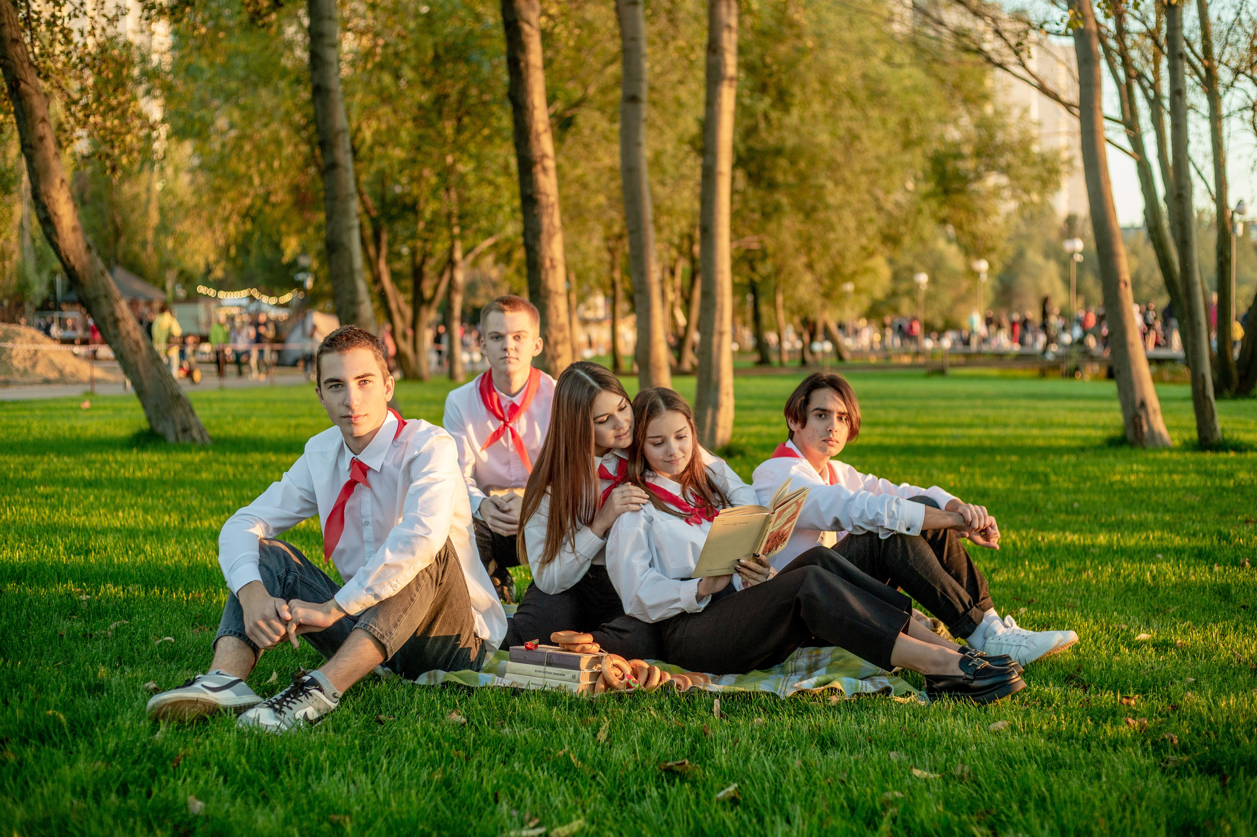 Пионеры в парке Дельфин — 11 класс школа 34. Выпускные альбомы Воронеж от Веры Соколовой