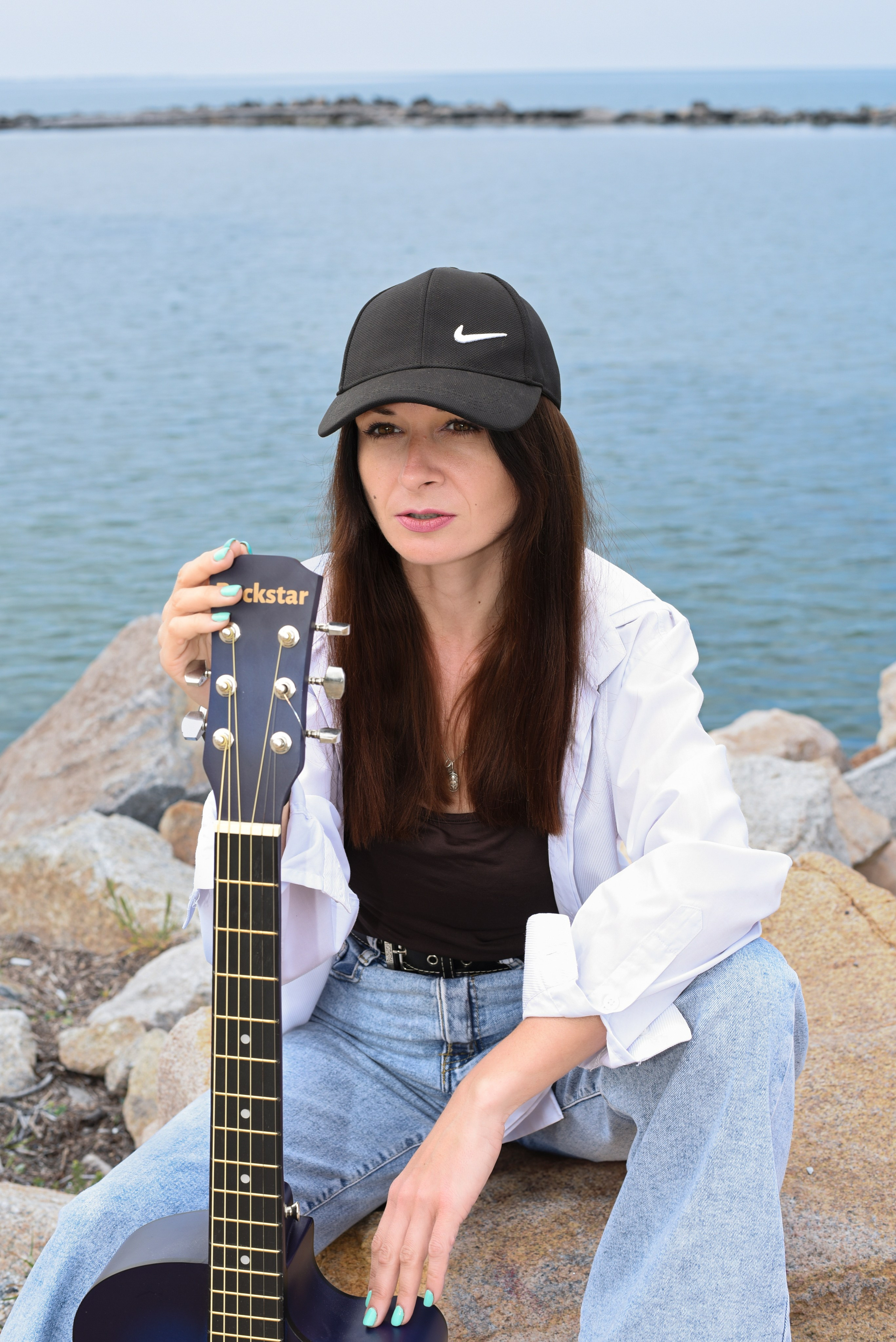 Девушка с гитарой. Главная