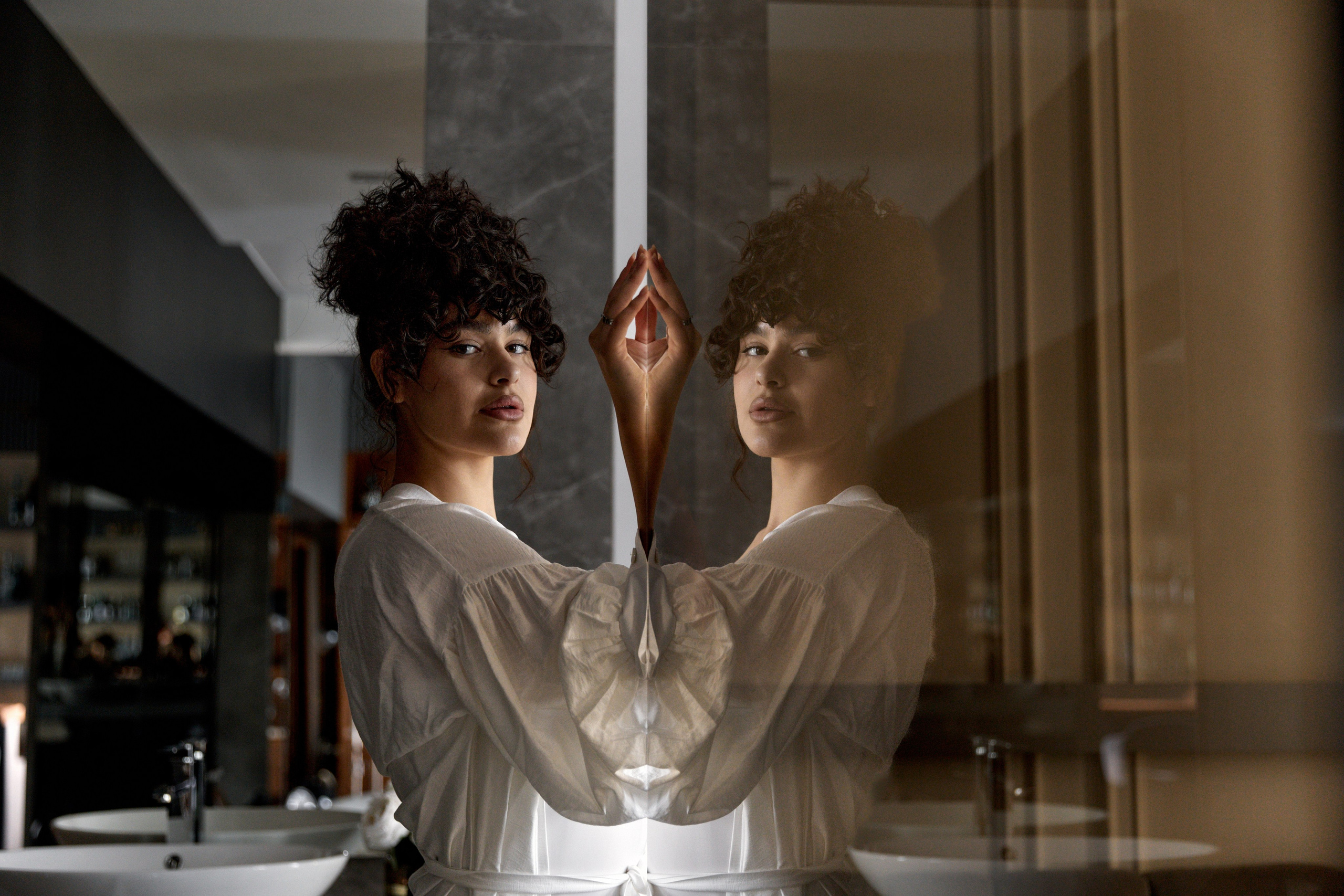 Отражение невесты в ванной в Казани. Фотограф Елена Орешина