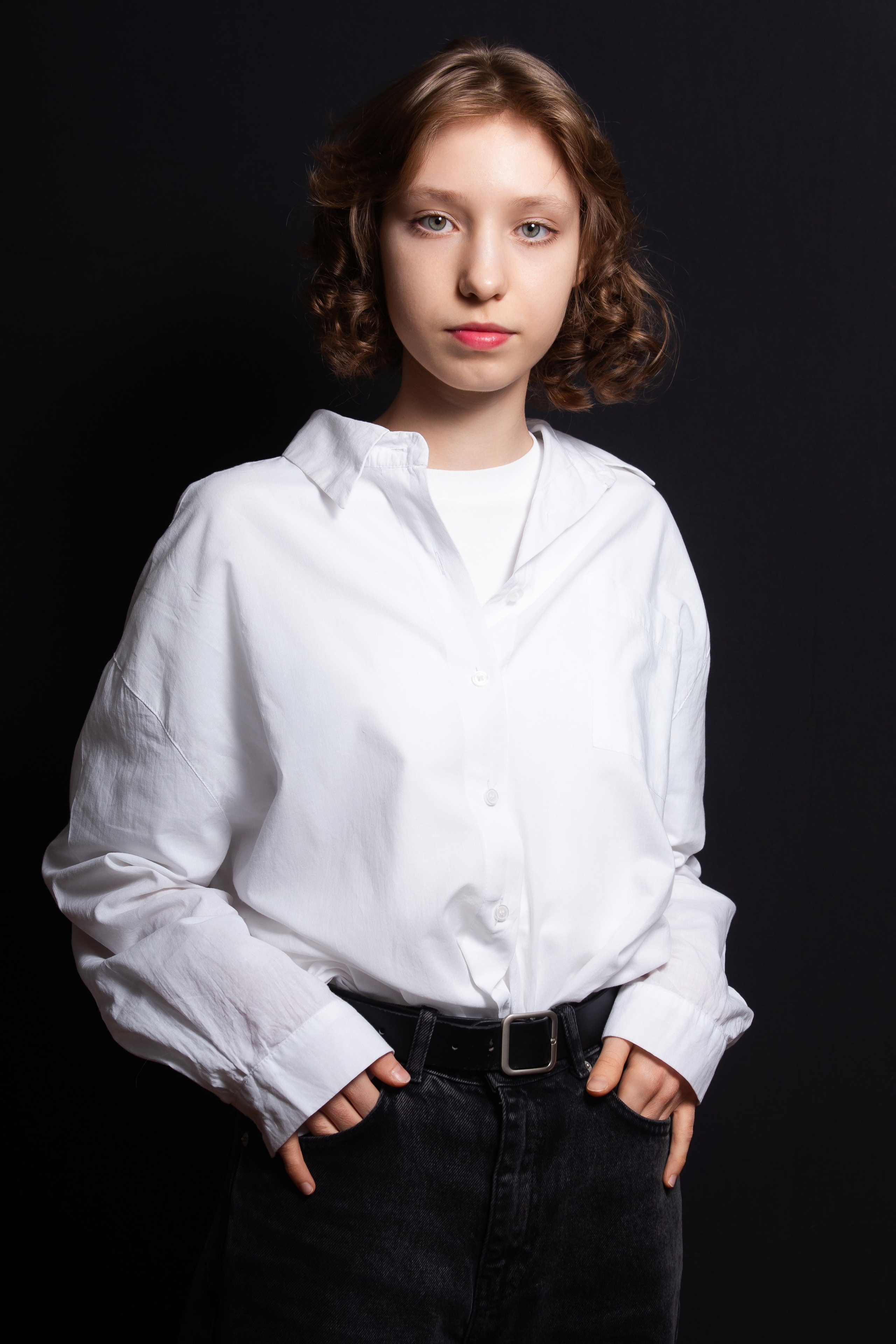 Портретная фотосессия для учеников 9 класса на чёрном фоне | Школьный фотограф Николай Богатырёв | Твой альбом / Твои правила. ТВОЙ АЛЬБОМ / ТВОИ ПРАВИЛА