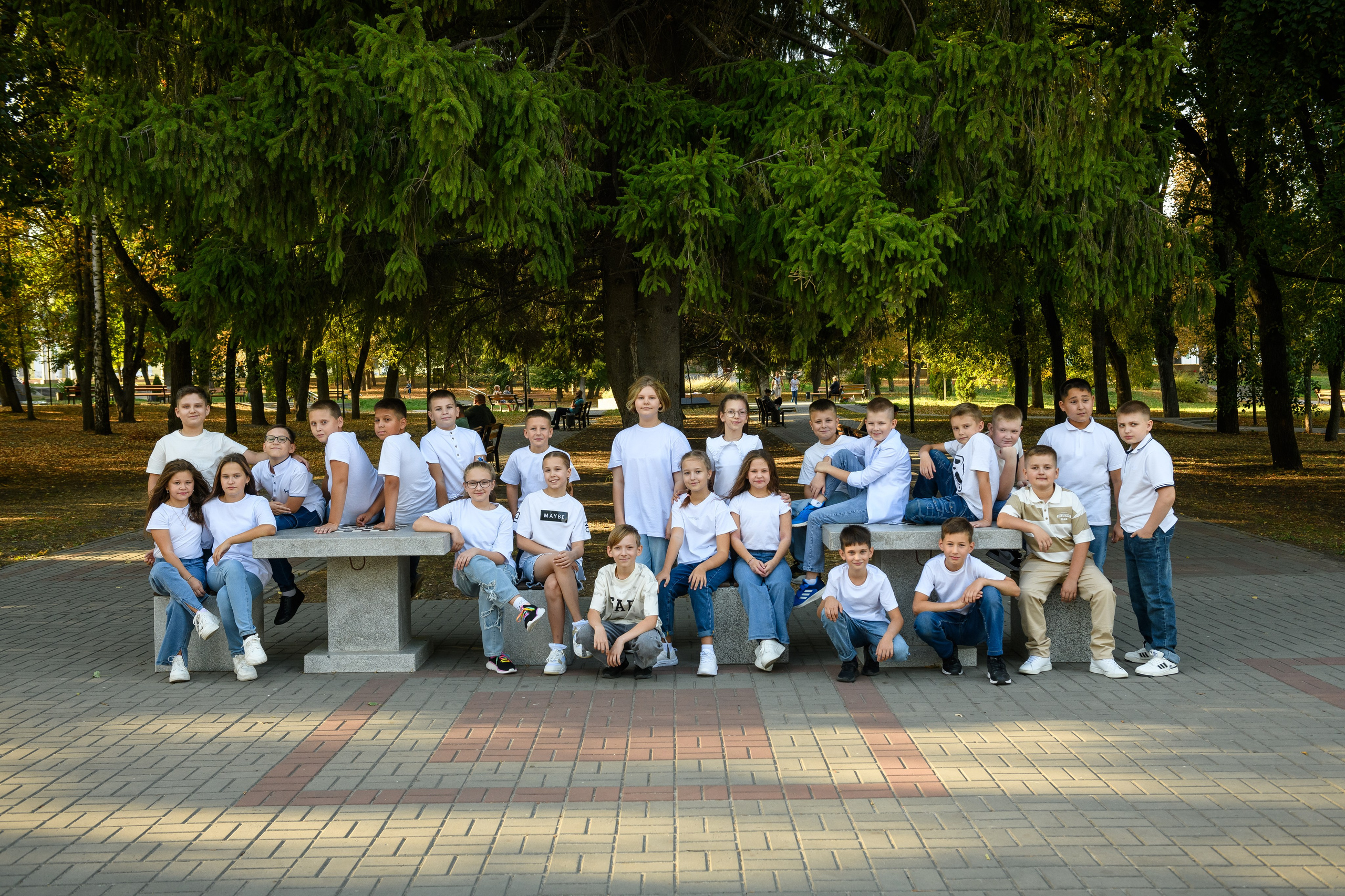 Четвероклассники позируют для школьного альбома. Выпускные альбомы в Курске