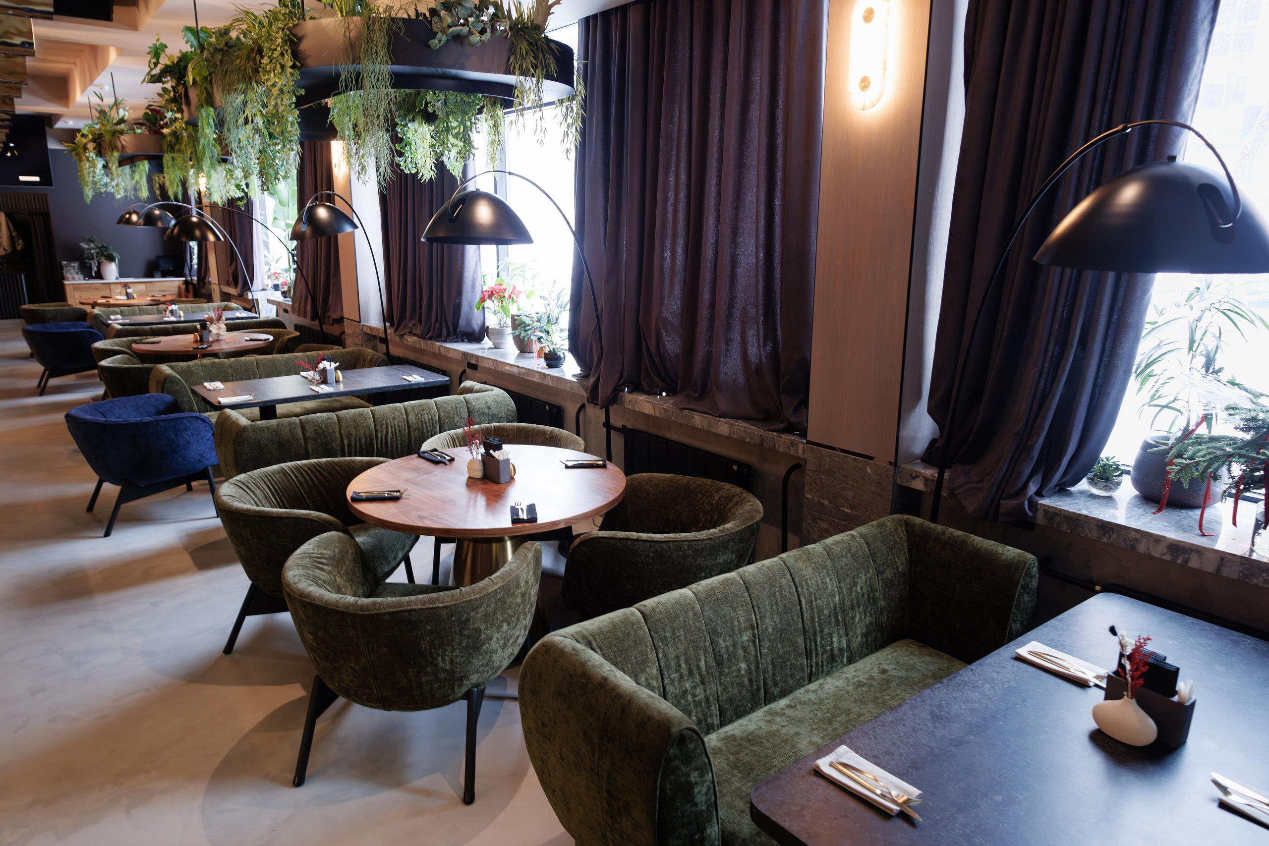 Фотограф для интерьерной съемки ресторана. Контент для бизнеса в Екатеринбурге Полдень Медиа