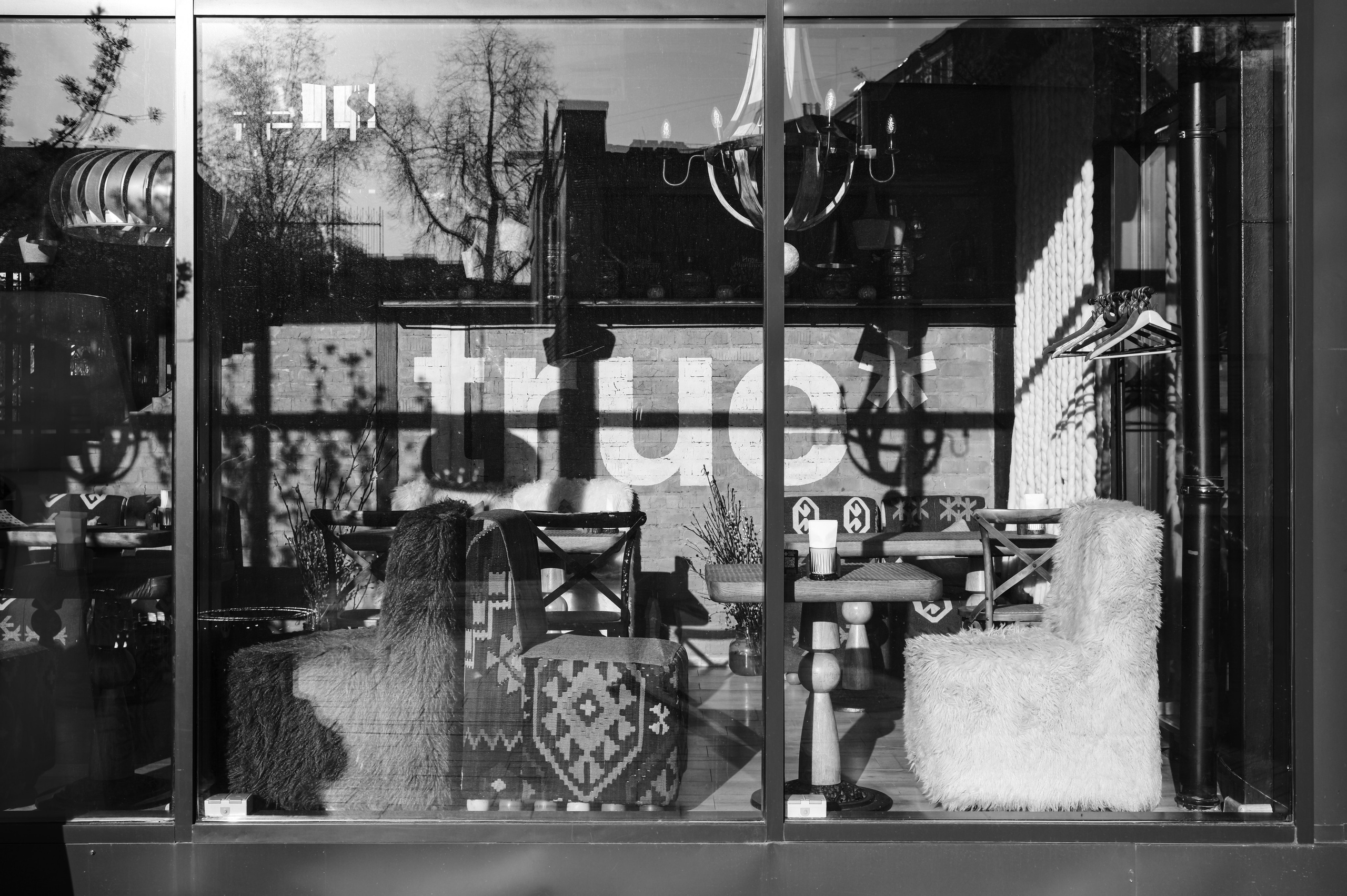 Витрина павильона в саду Эрмитаж в Москве