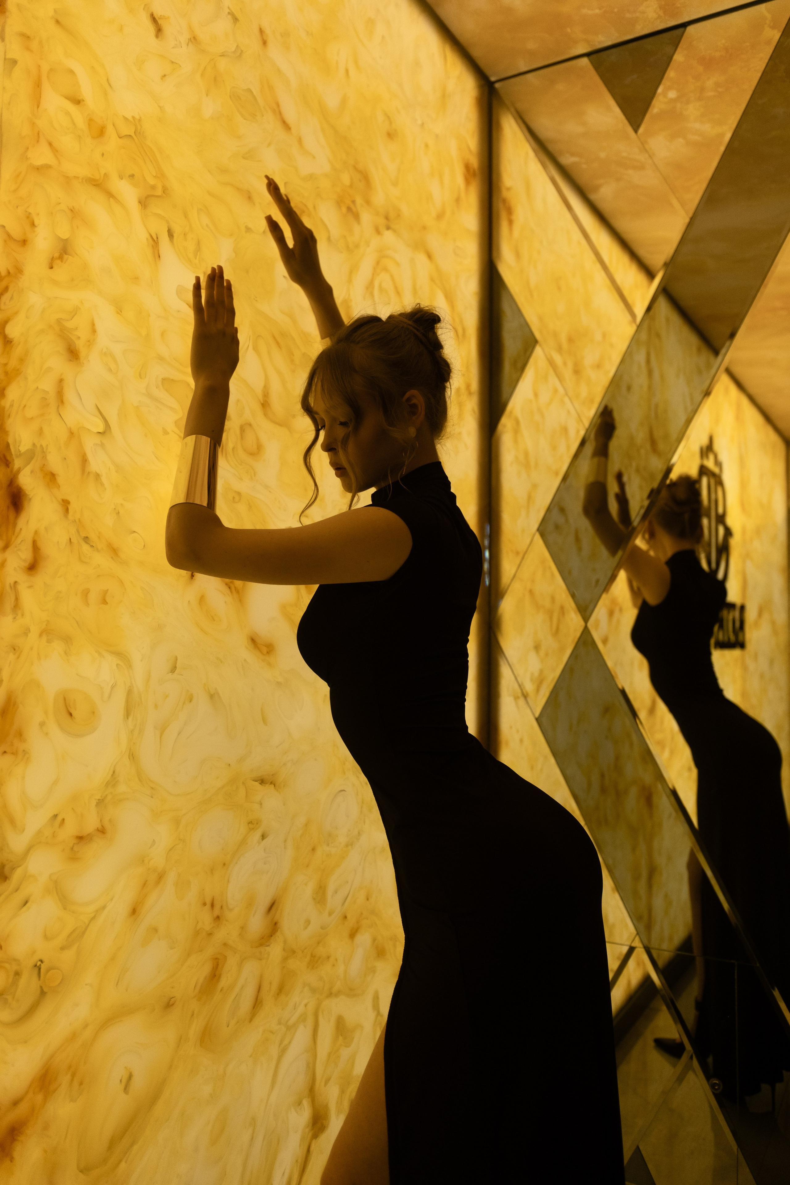 Катя в холле отеля. Фотограф Коробова Екатерина