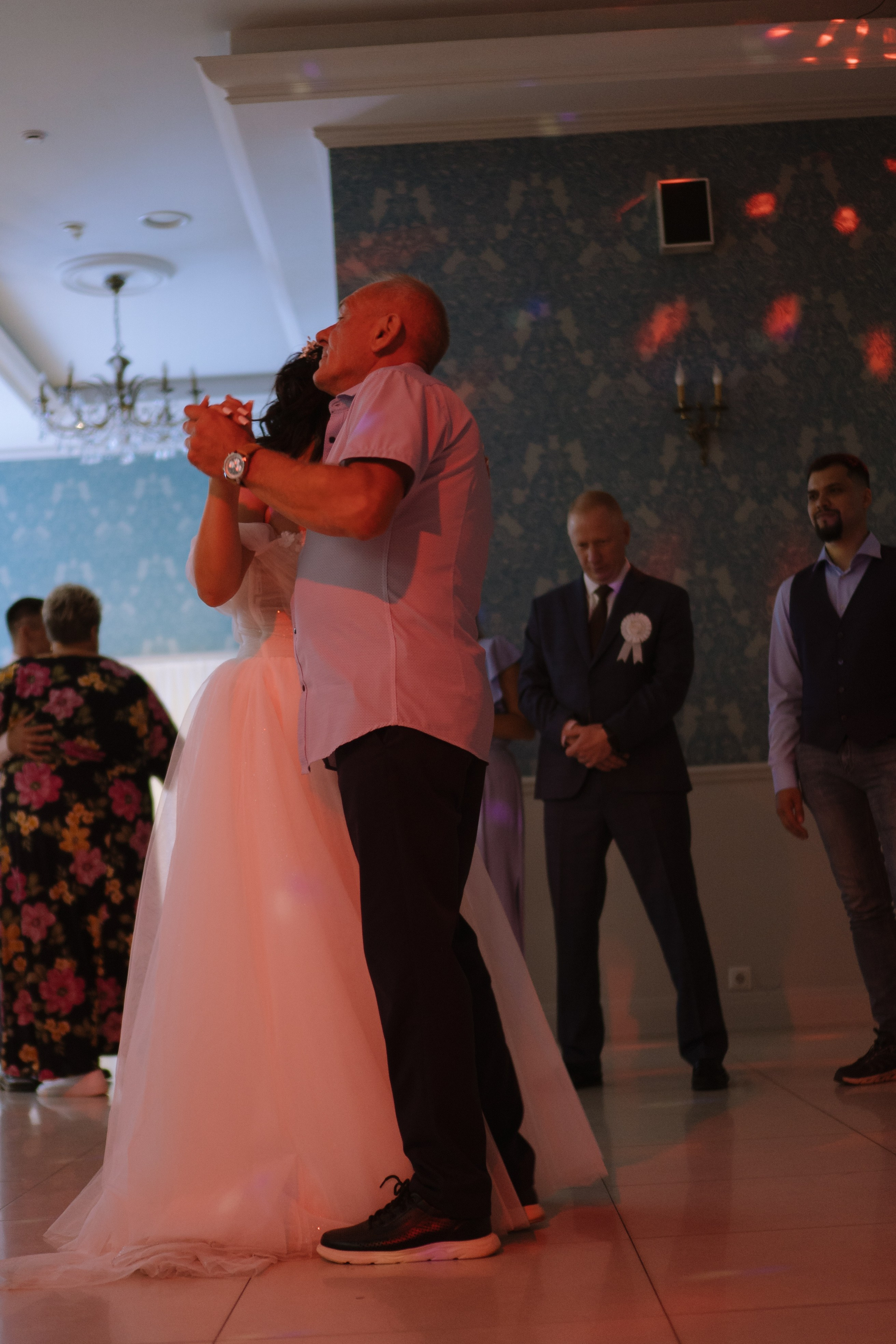 ТАНЕЦ ОТЦА И ДОЧЕРИ НА БАНКЕТЕ (СВАДЕБНАЯ ФОТОСЕСИИЯ БАНКЕТА). Профессиональный фотограф, Санкт-Петербург — Виктория Богомолова