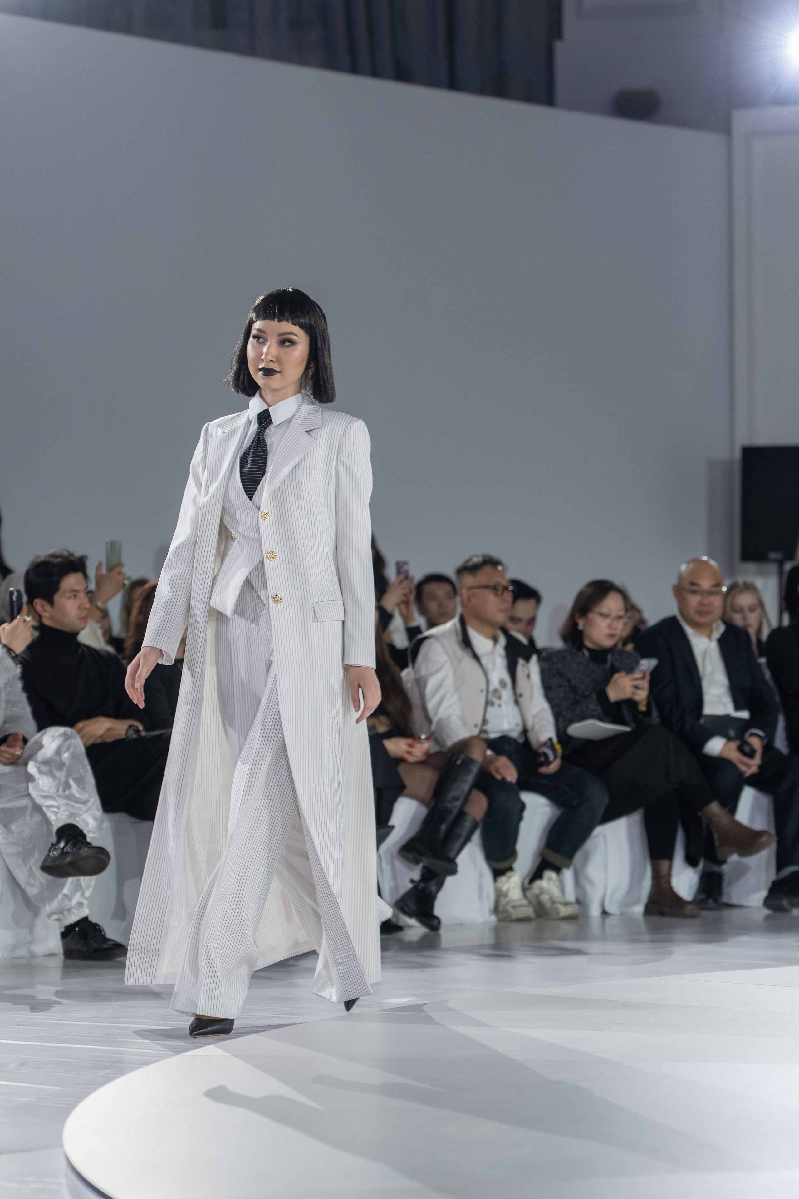 Дизайнер Umed Kuchkaliev. Сайт Алматинского НЮ АРТ, будуар и фэшн фотографа Дениса Карпенко