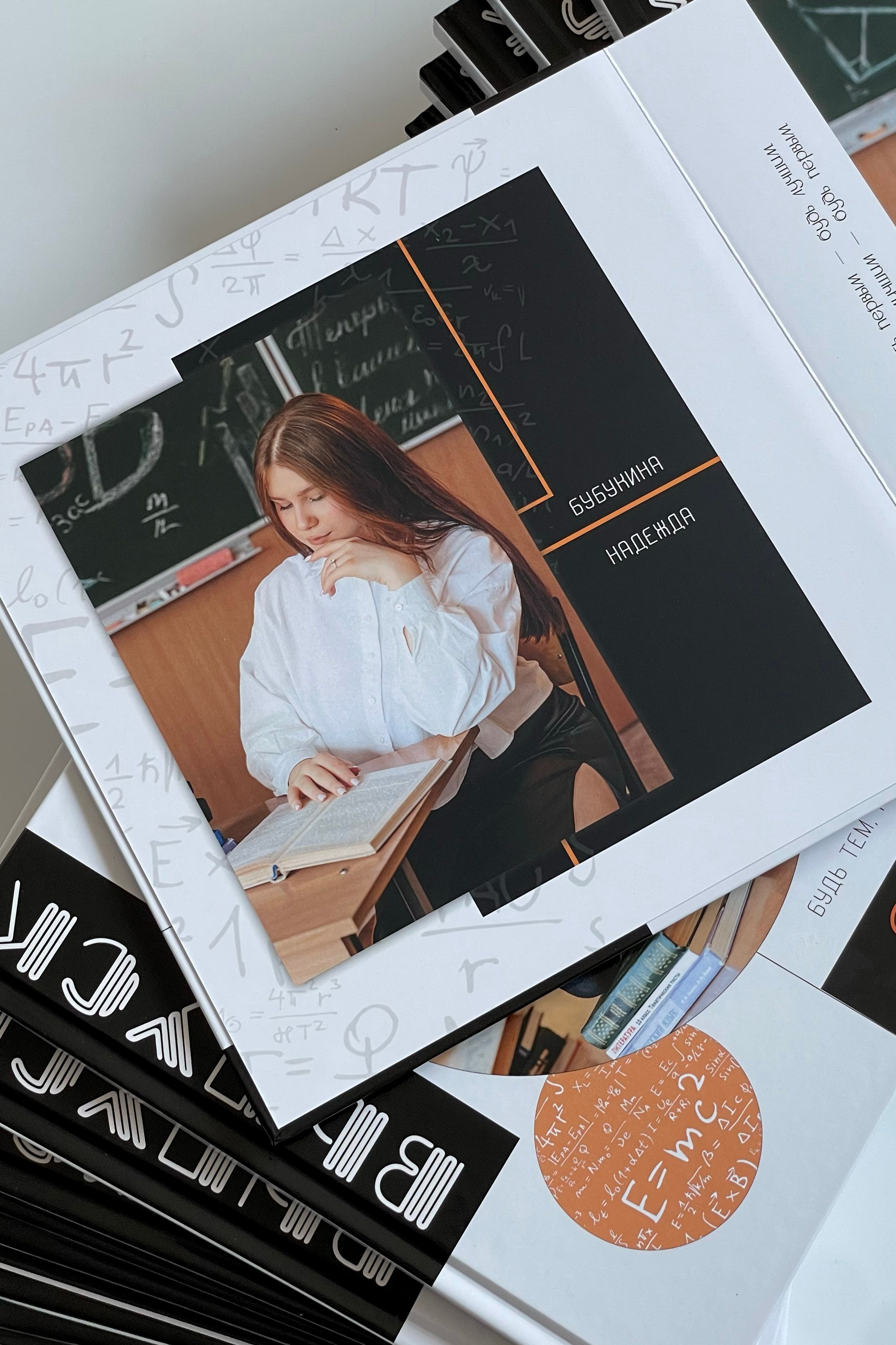 9 класс — листы твердые 23×23. Школа № 100. Выпускные альбомы