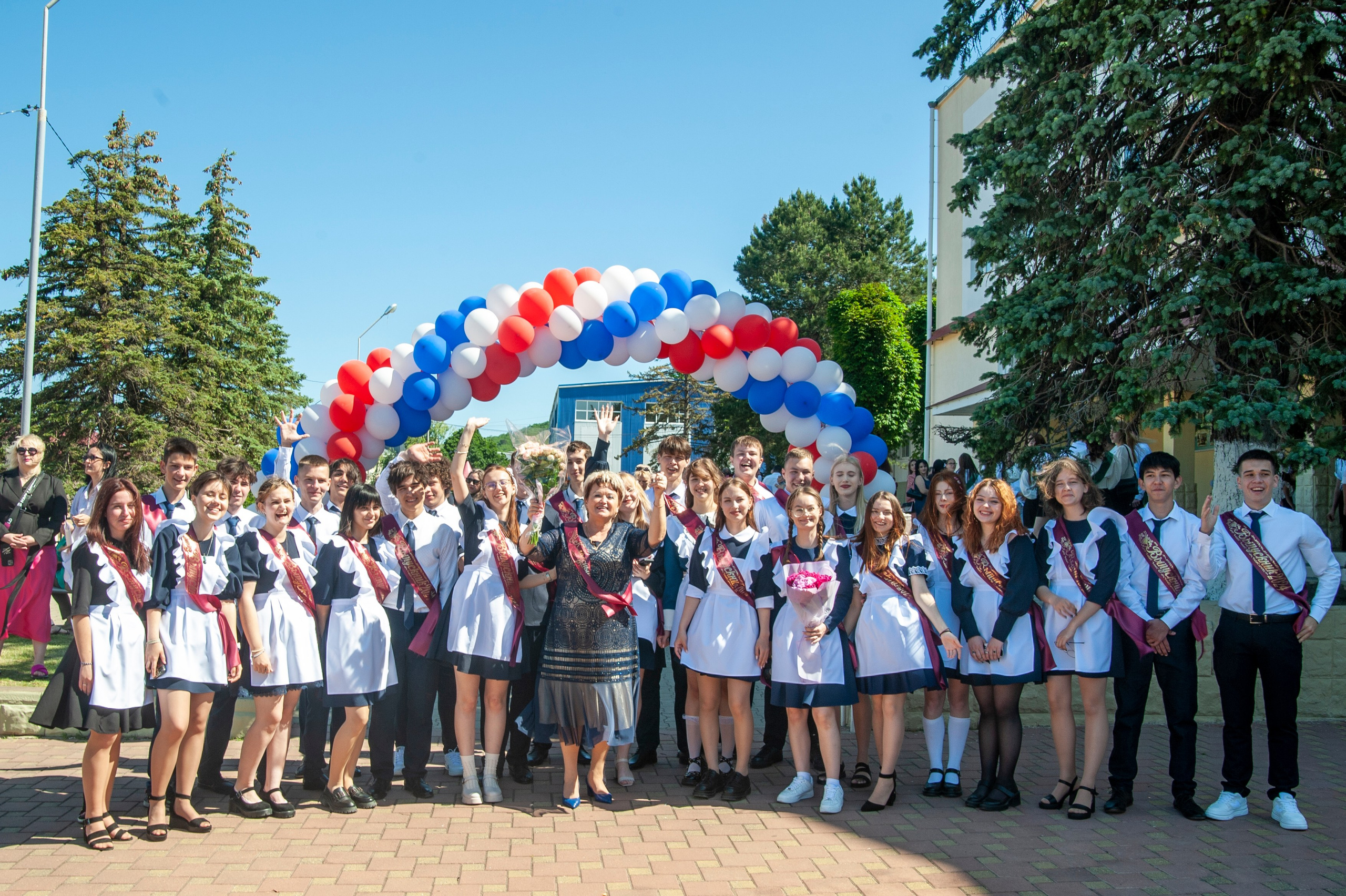 Последний Звонок МАОУ СОШ № 17 им. Эдуарда Есаяна — Архипо-Осиповка. Свадебный и семейный фотограф Денис Лукьянов в Краснодаре, Краснодарском крае и Республике Крым