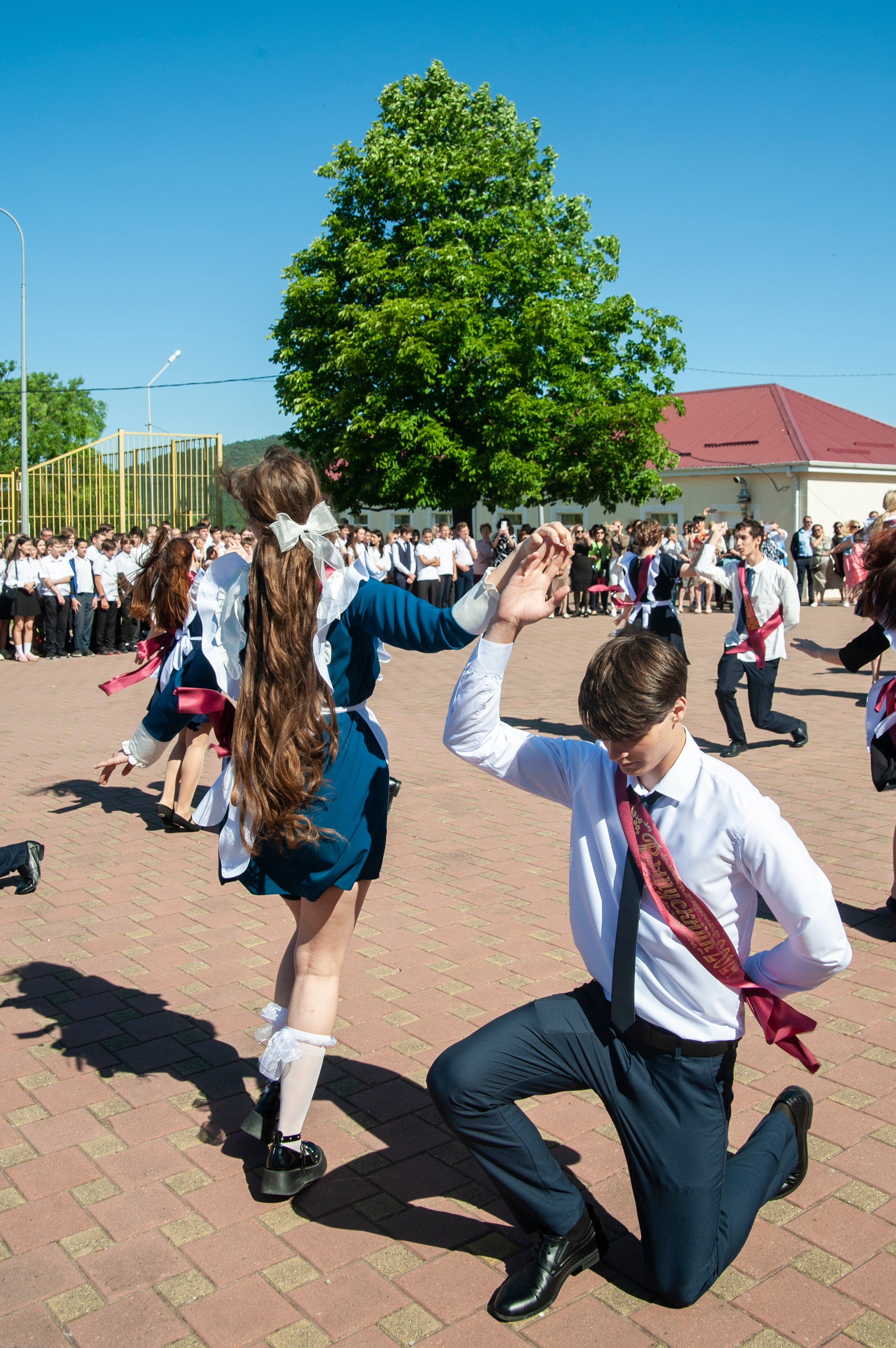 Последний Звонок МАОУ СОШ № 17 им. Эдуарда Есаяна — Архипо-Осиповка. Свадебный и семейный фотограф Денис Лукьянов в Краснодаре, Краснодарском крае и Республике Крым